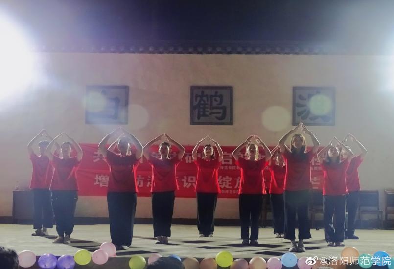 青马班暑期实践队在洛阳市孟津区白鹤镇鹤西社区进行红色故事系列展演.jpg