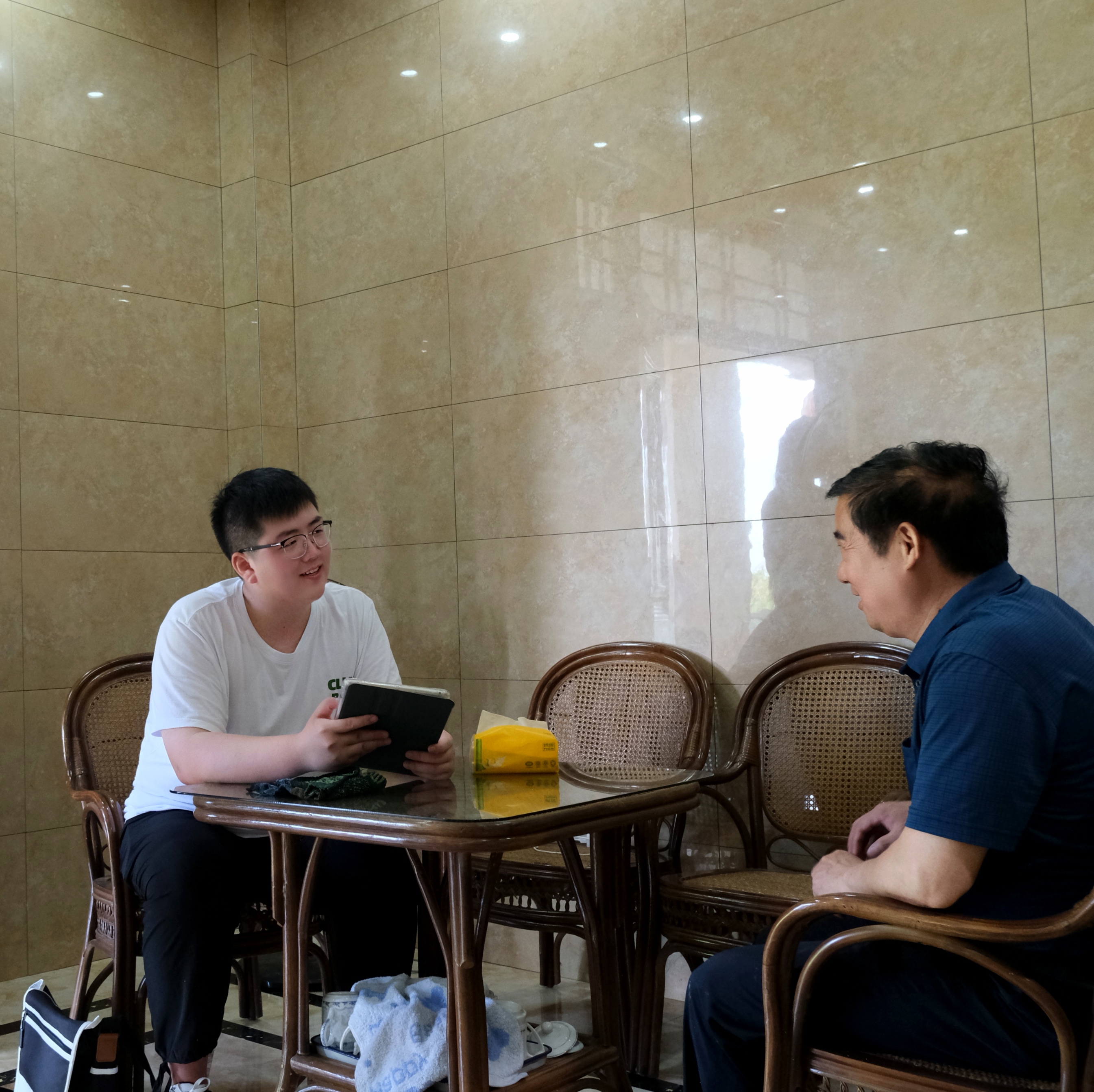 交谈中,团队深入了解了当前宣纸产业的发展现状与宣纸文化工艺的传承