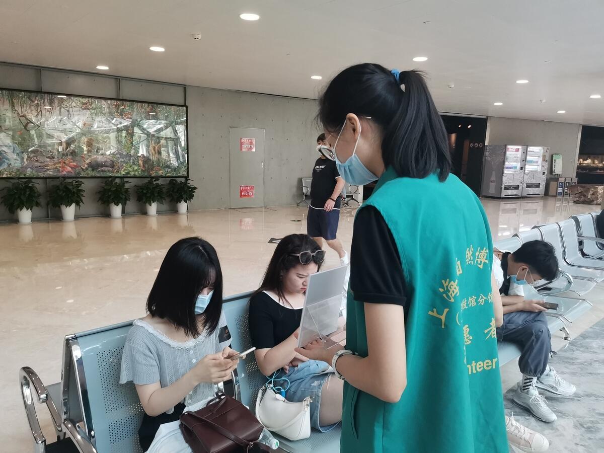 志愿者在上海自然博物馆（上海科技馆分馆）对游客进行科普宣传.jpg