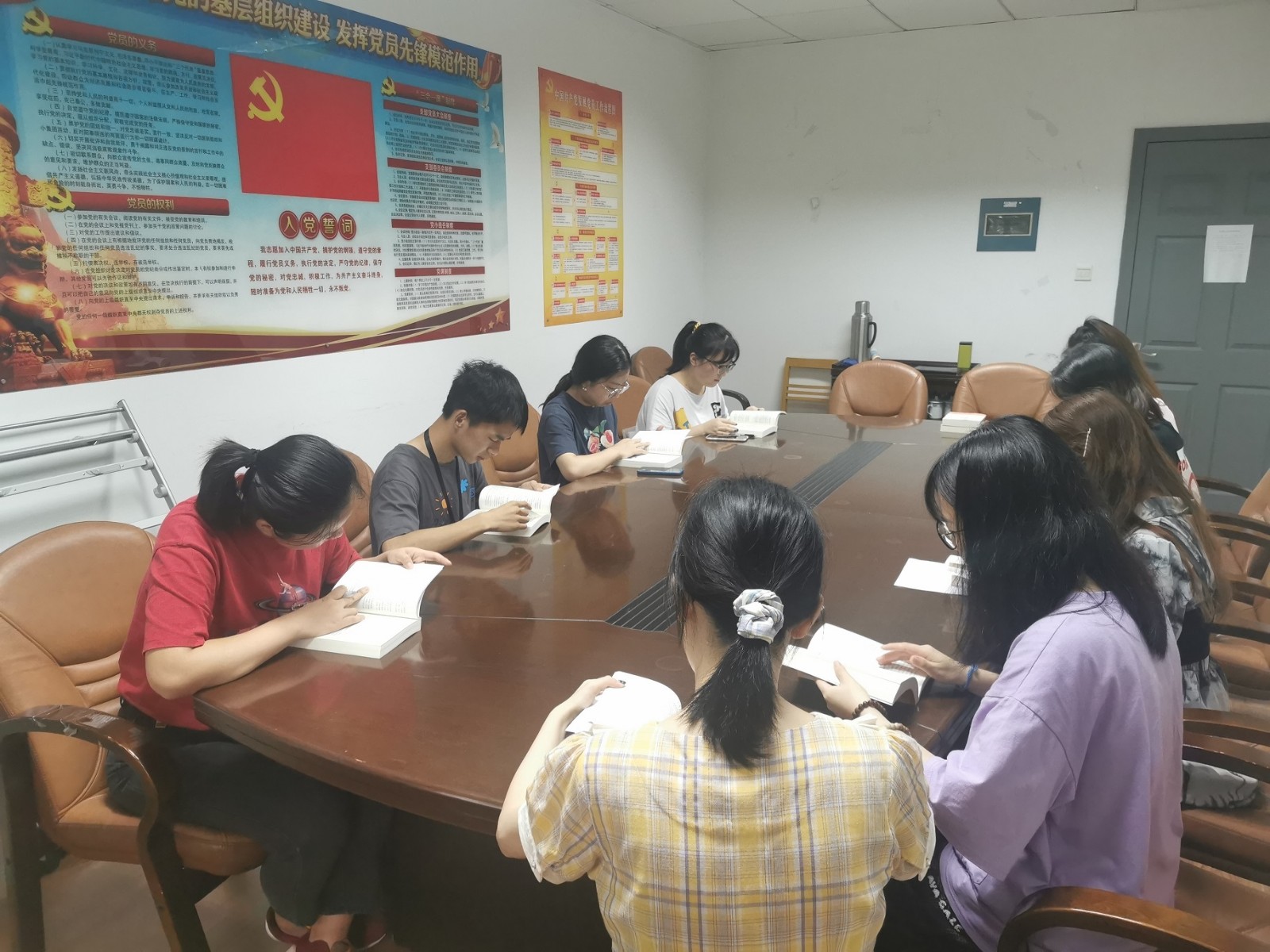 成员共同学习《中国共产党简史》，为研学活动做准备.jpg