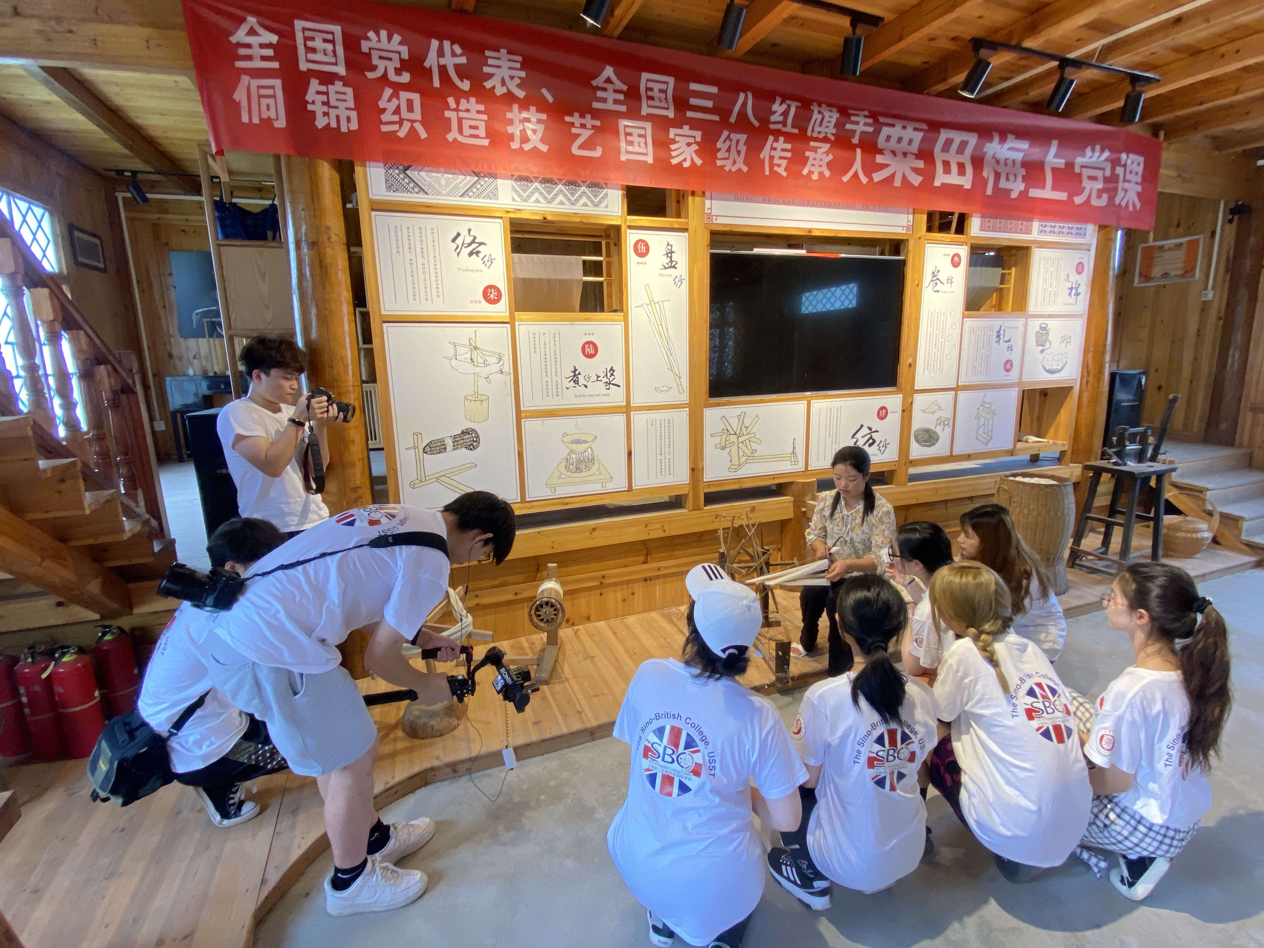 中国侗锦传承基地龙利菊老师为实践队员讲解侗锦织造技艺。上海理工大学张文熙提供