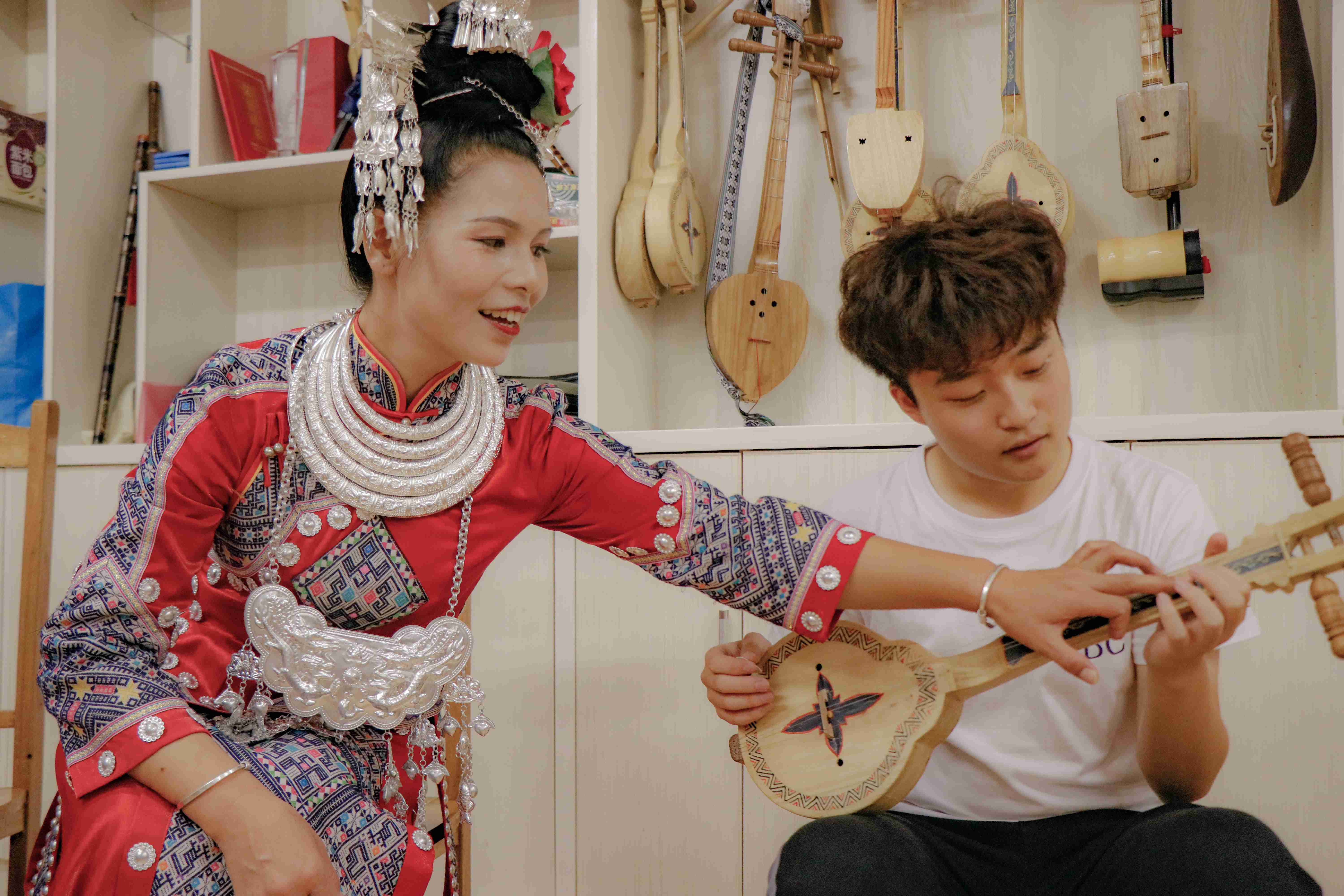 世界级非遗项目侗族大歌传承人杨团花老师指导实践队员弹奏侗琵琶.