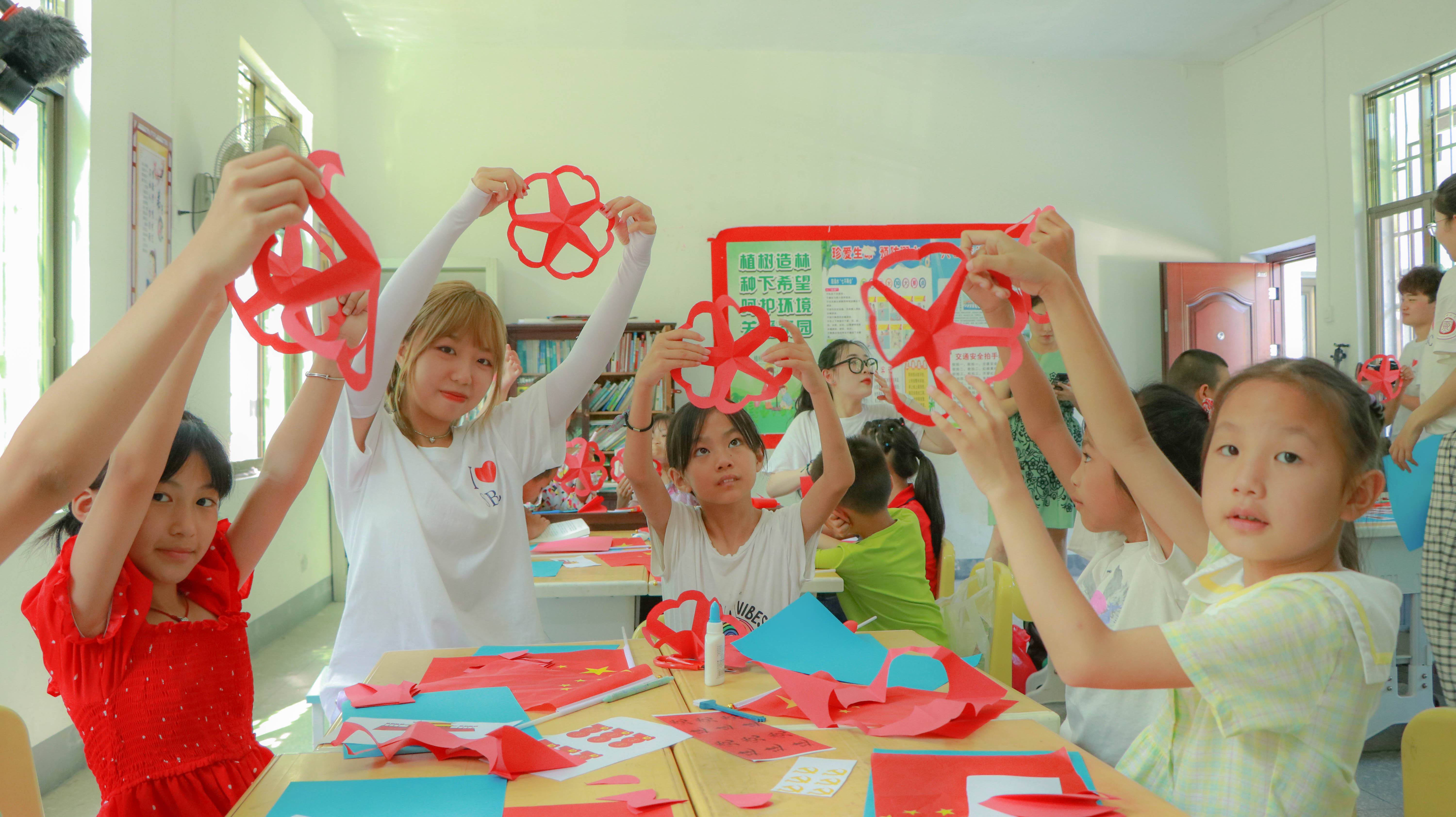 乡村助学，实践队与当地儿童一起制作手工作品。上海理工大学赵正阳提供
