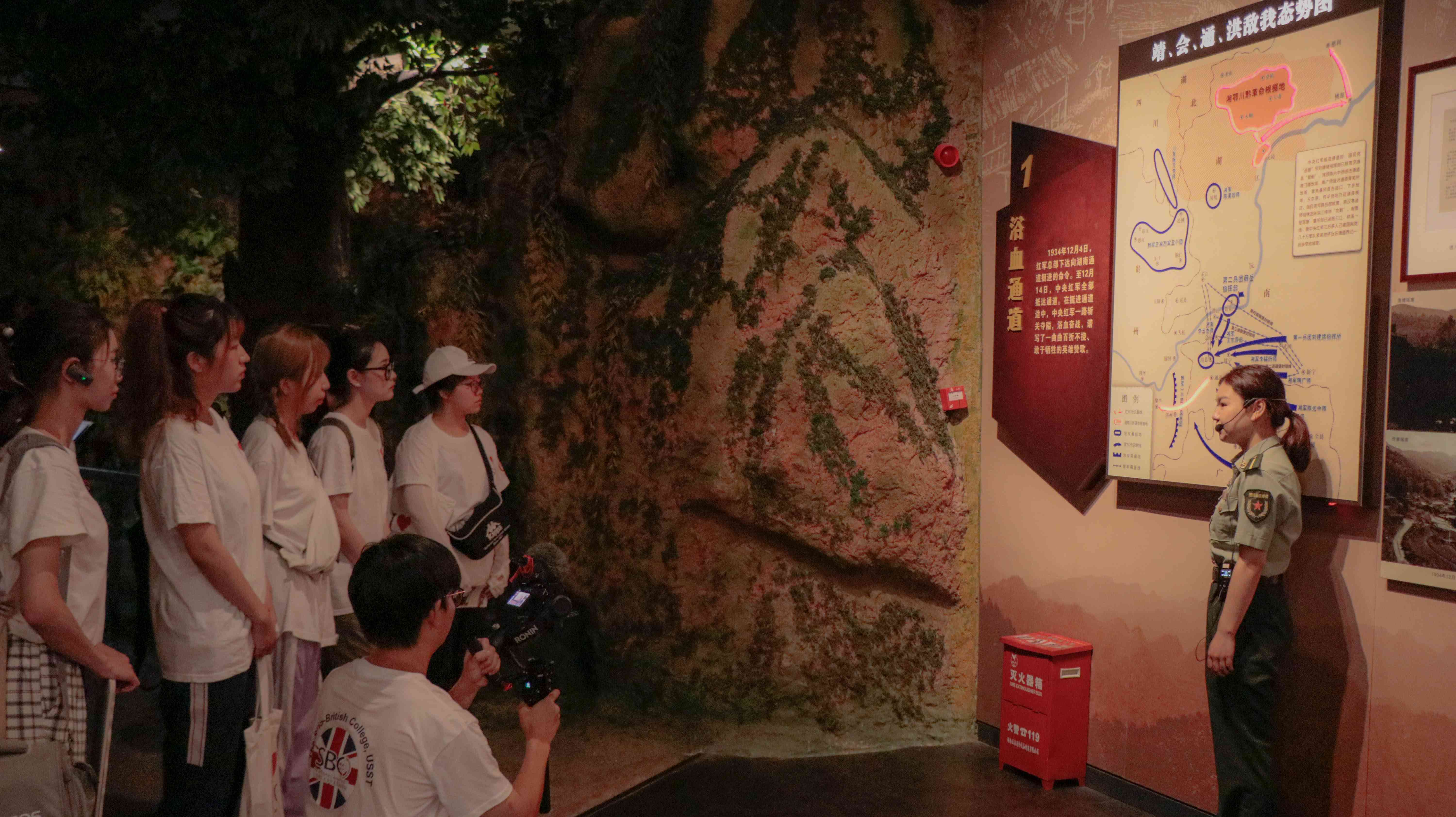 实践队在讲解员杨月颜老师带领下参观通道转兵纪念馆，重温通道转兵的故事。上海理工大学赵正阳提供