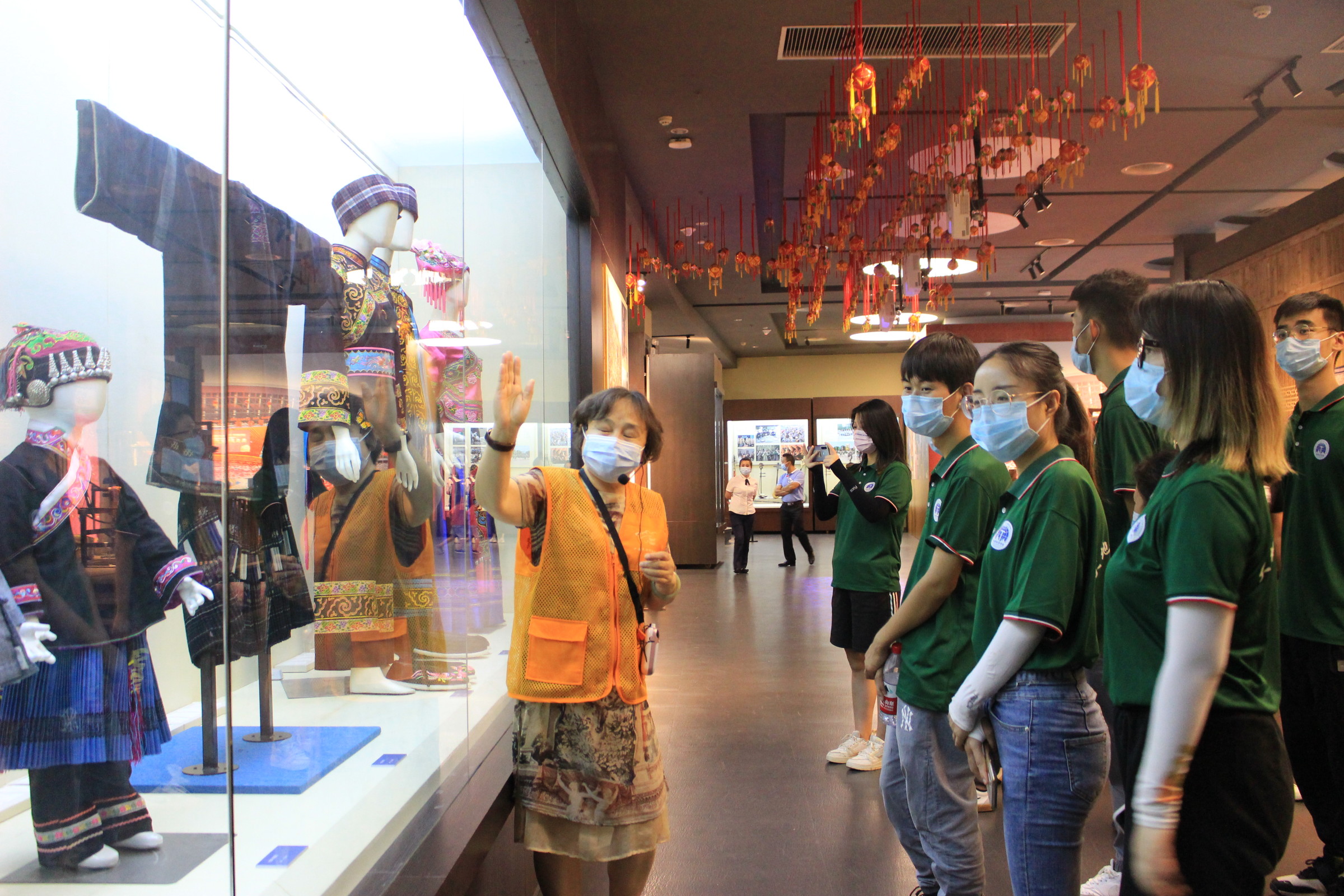 03实践团成员学习八桂民族文化，助力少数民族地区推普活动的开展 桂林理工大学杨桂芳提供