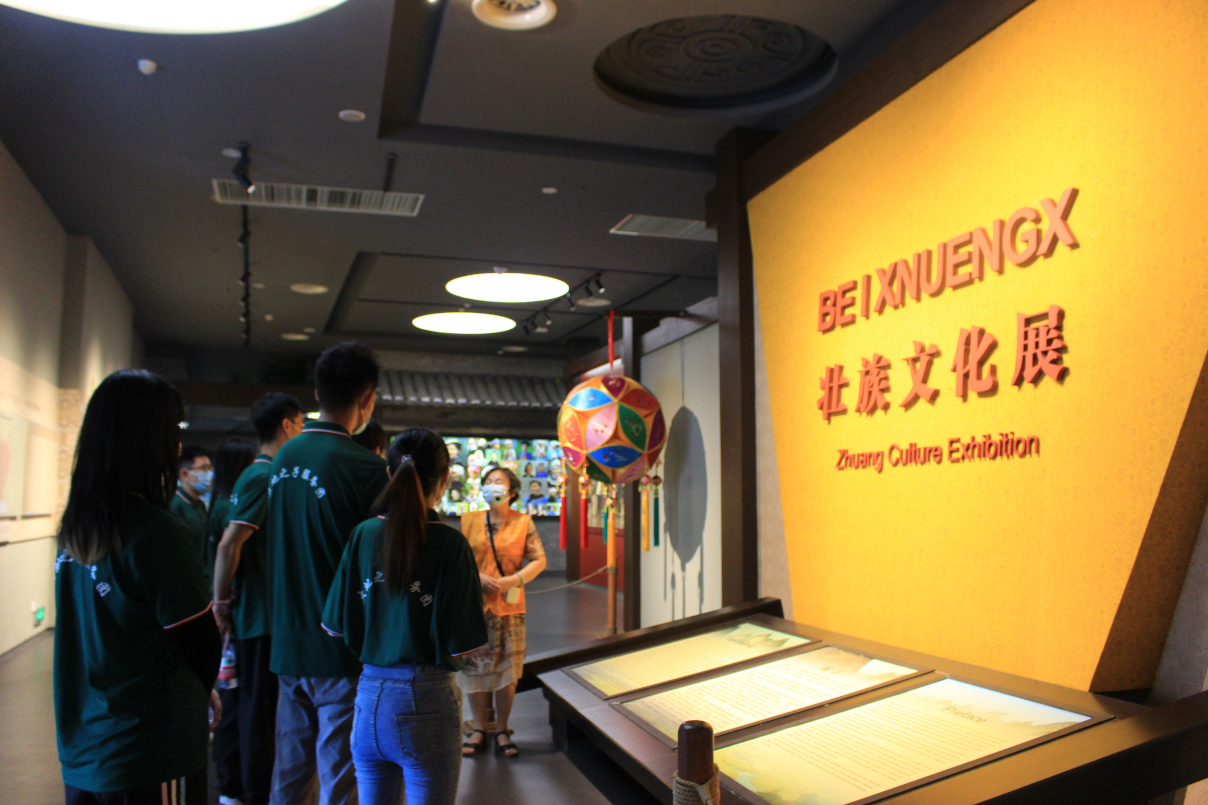 05广西民族博物馆讲解员向实践团成员讲述壮族文化 桂林理工大学杨桂芳提供