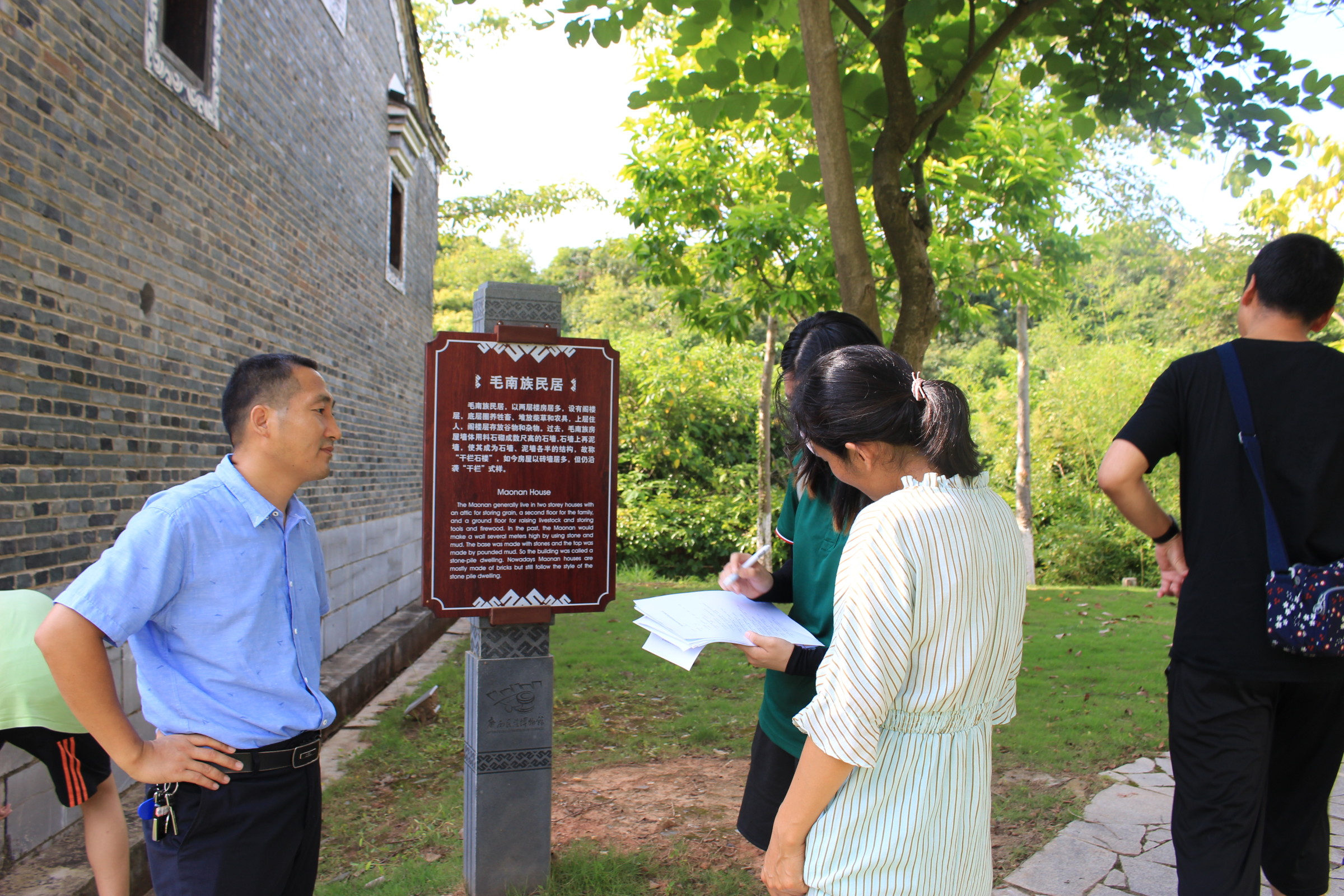 06实践团成员在广西南宁民族村与游客进行普通话宣传 桂林理工大学杨桂芳提供