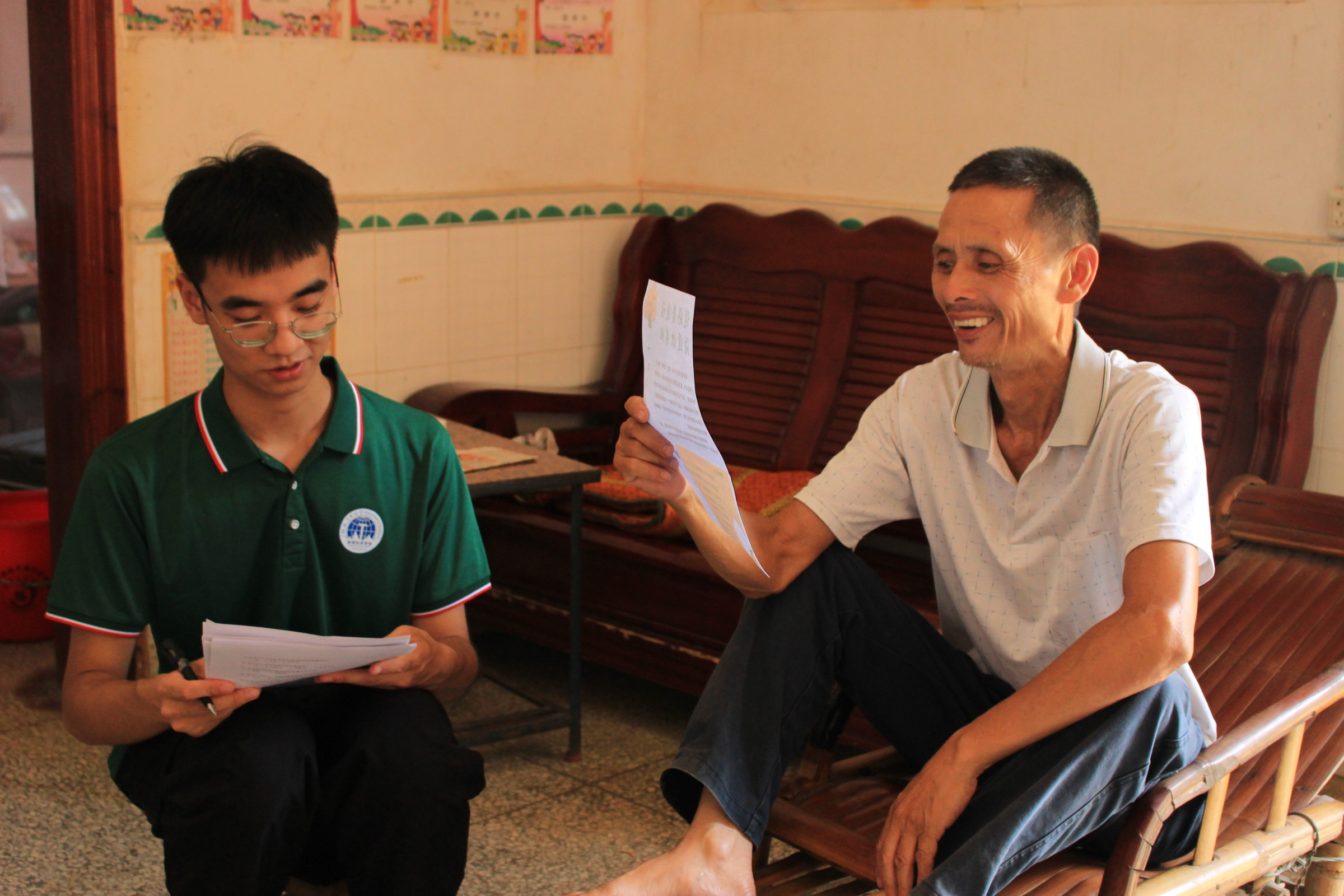 02实践团成员与红岩村村民进行推普宣传 桂林理工大学杨桂芳提供