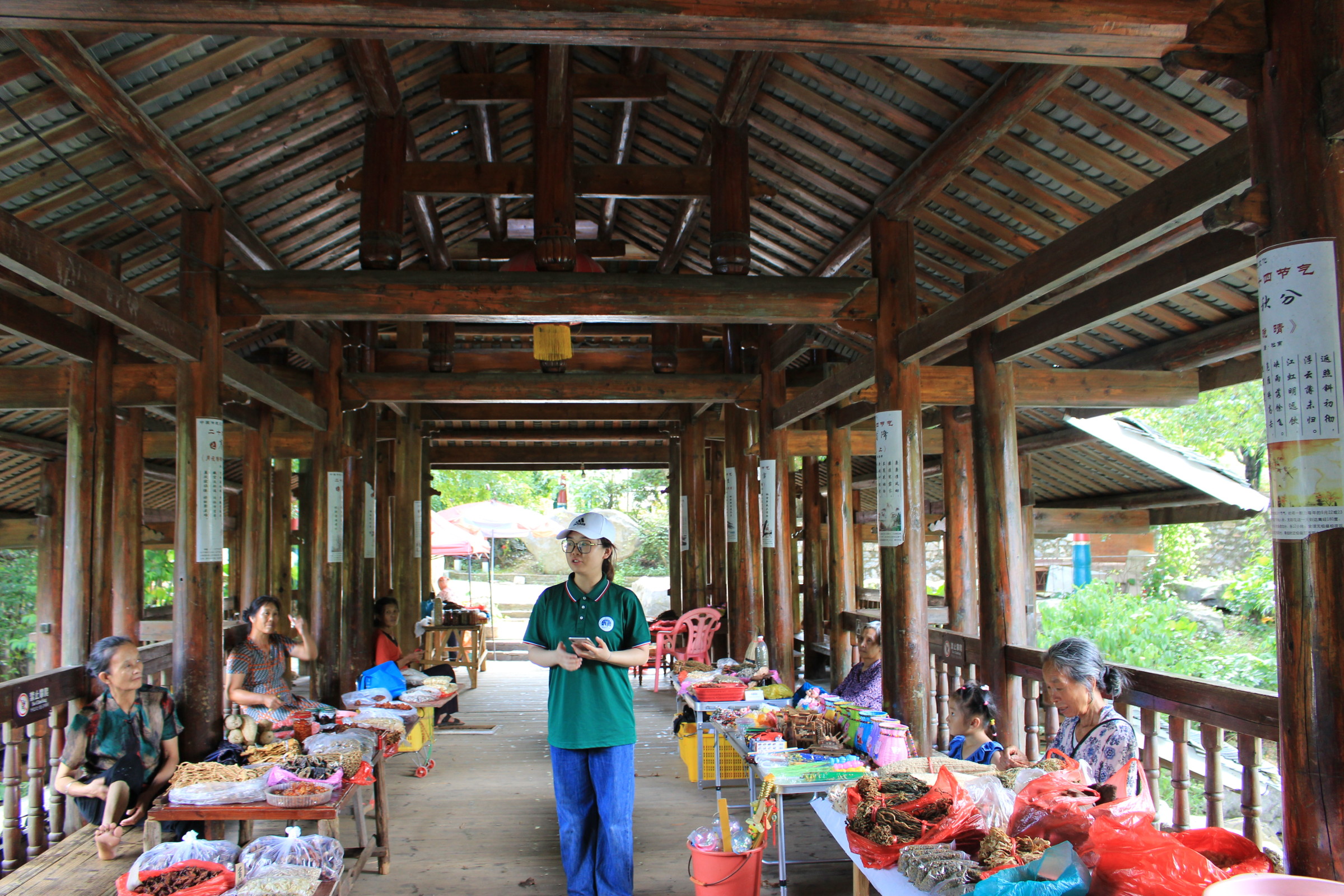 04实践团成员唱普通话版侗族大歌 桂林理工大学杨桂芳提供