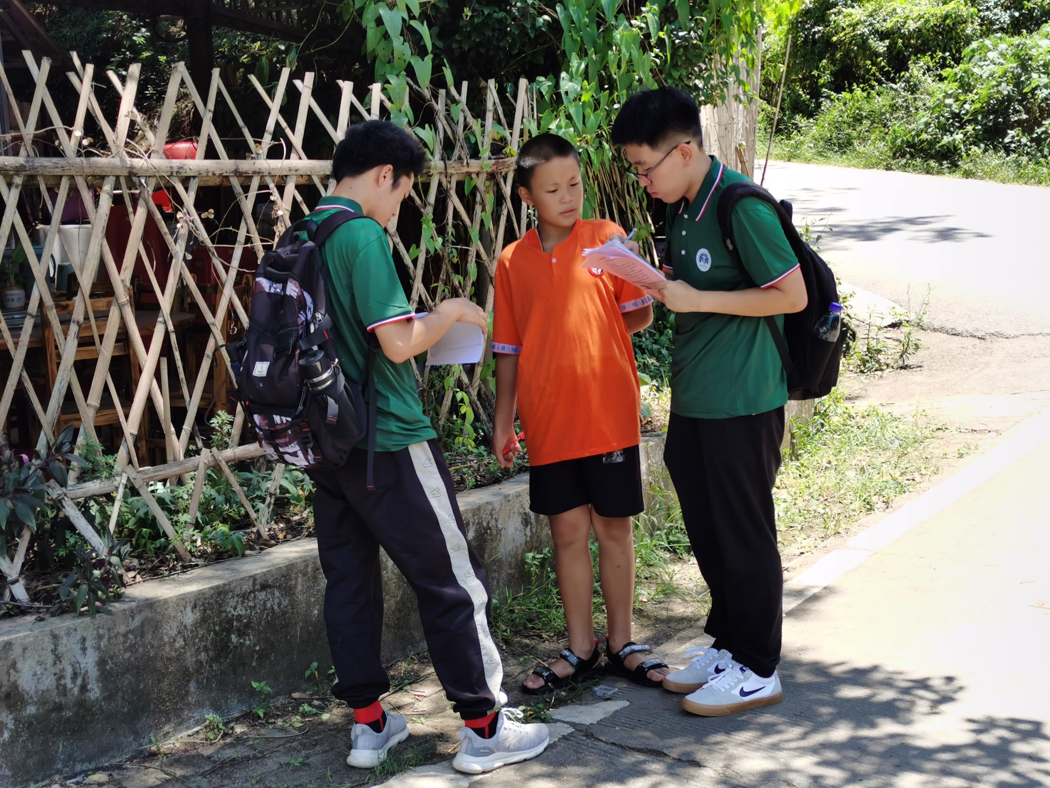 07实践团成员与红岩村三年级学生进行推普趣味小游戏 桂林理工大学韦建提供