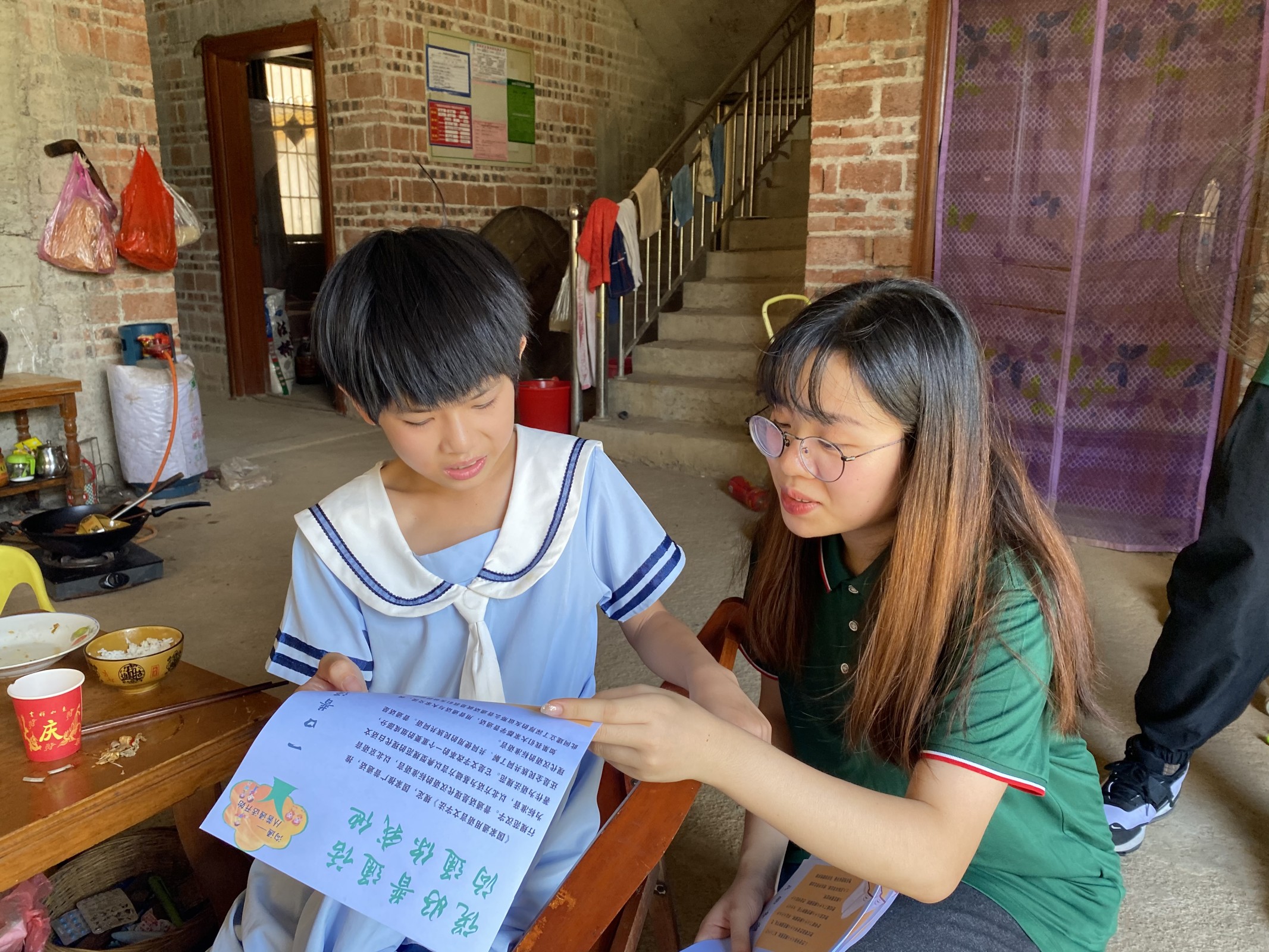 09实践团成员与红岩村留守儿童进行绕口令推普趣味小游戏 桂林理工大学杨桂芳提供