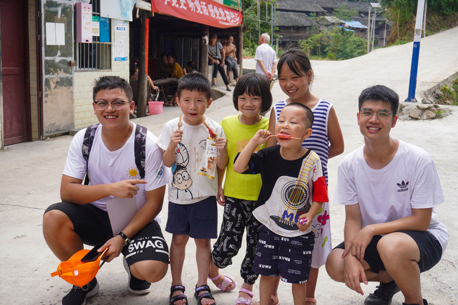 实践队员与村头小孩合影.