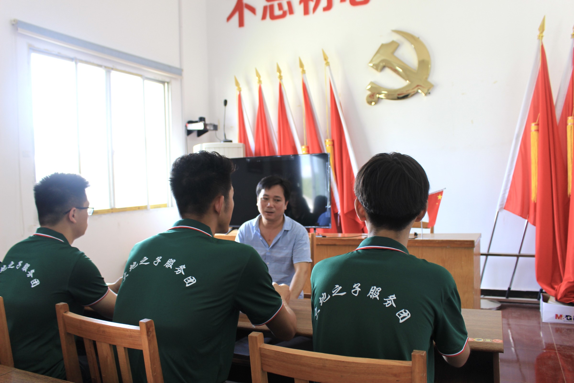 01实践团成员与村书记座谈 桂林理工大学曾新元提供