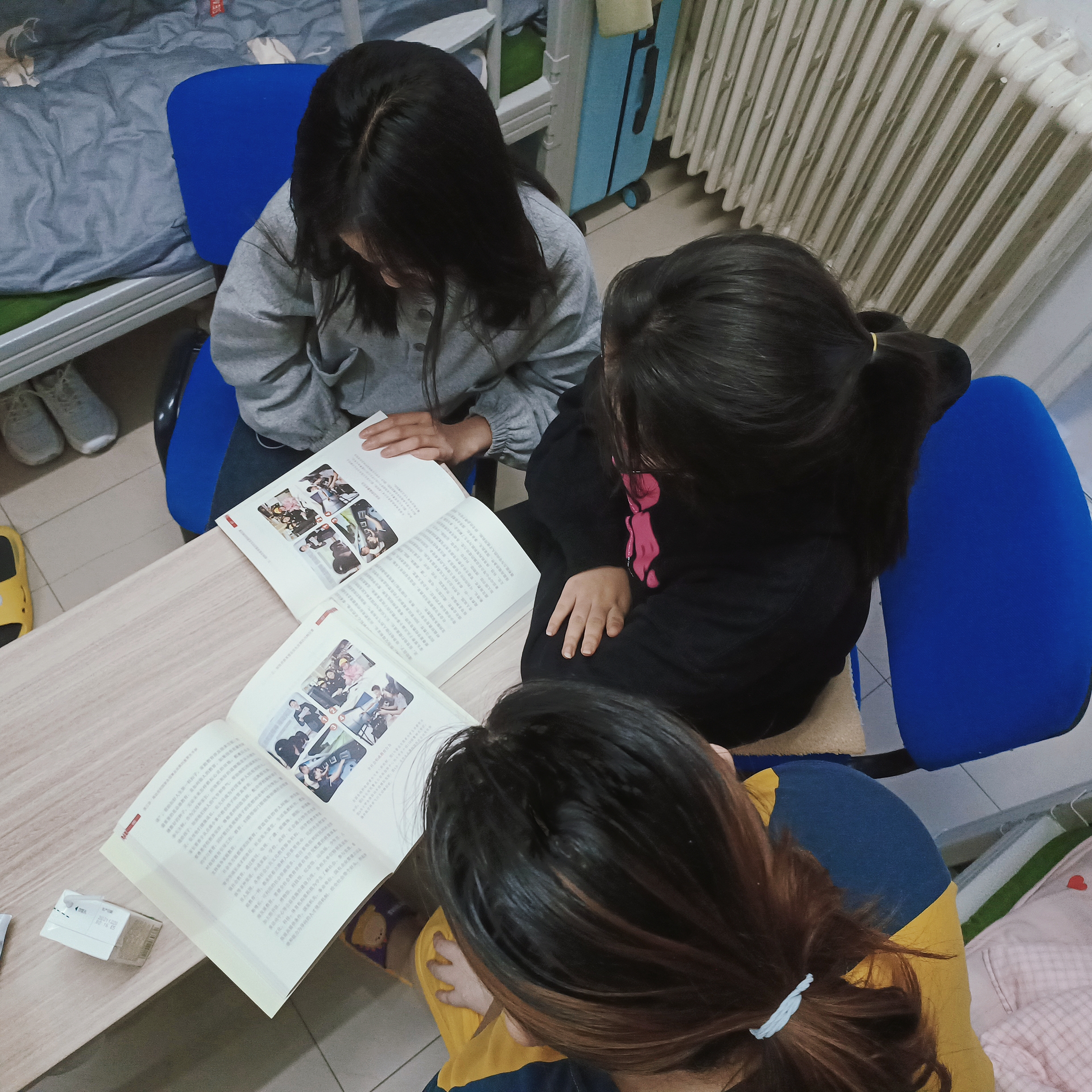 三人围读《习近平总书记教育重要论述讲义》