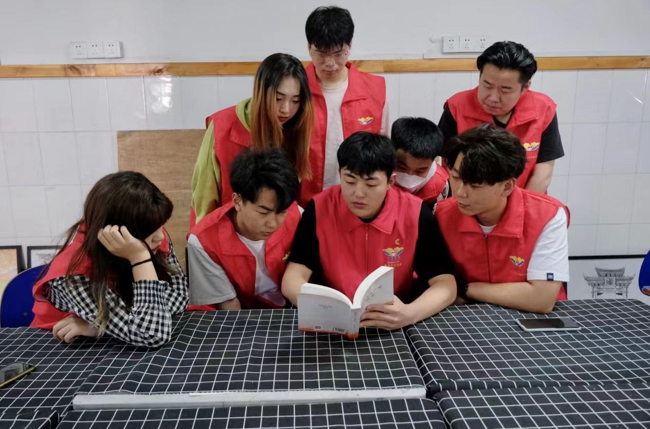 丁有辉带领“兰花芬芳”在校大学生志愿者一起围读《中国共产党简史》