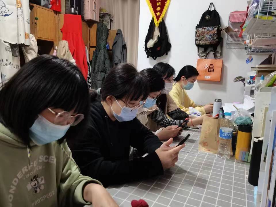 宿舍里大家一起用手机阅读习近平新时代中国特色社会主义思想重点数字图书