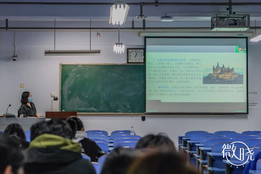 线下授课师生严格佩戴口罩.jpg 图片