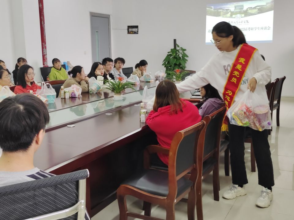 图为学生党员代表为考研同学发放慰问品2.jpg 图为学生党员代表为考研同学发放慰问品2.jpg