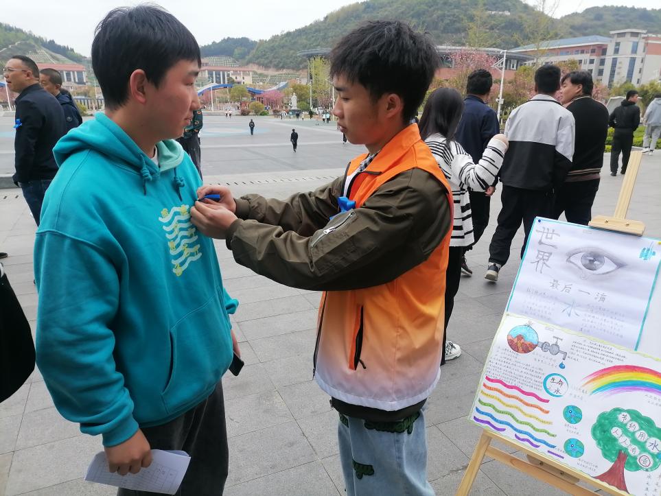 为同学系上蓝丝带1