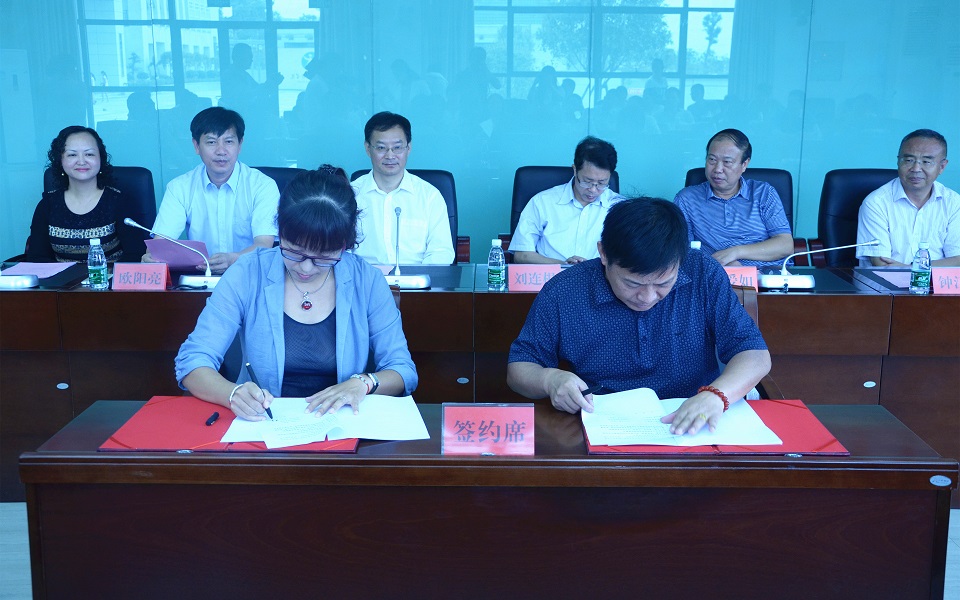 我校与深圳职业技术学院举行专业建设横向研究项目 签约仪式.jpg