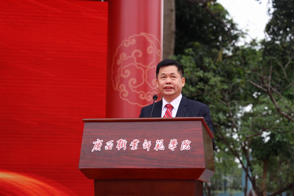 学校党委书记李明辉主持学校校长朱朝霞致辞教师代表潘翔教授致辞学生