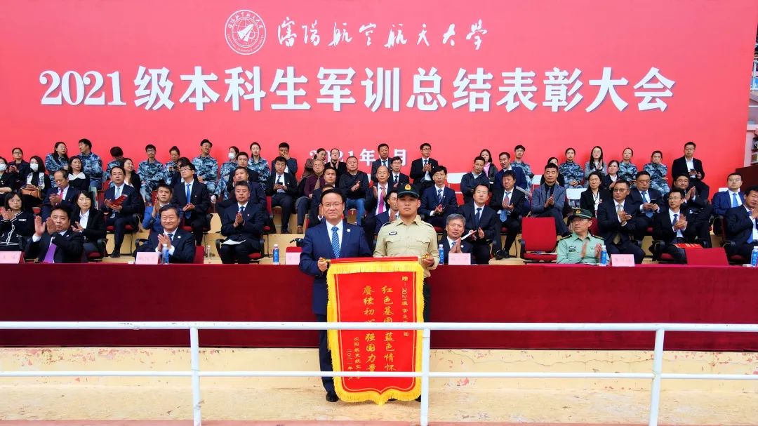 孙小平首先代表全体师生向承担此次军训任务的陆军炮兵防空兵学院士官