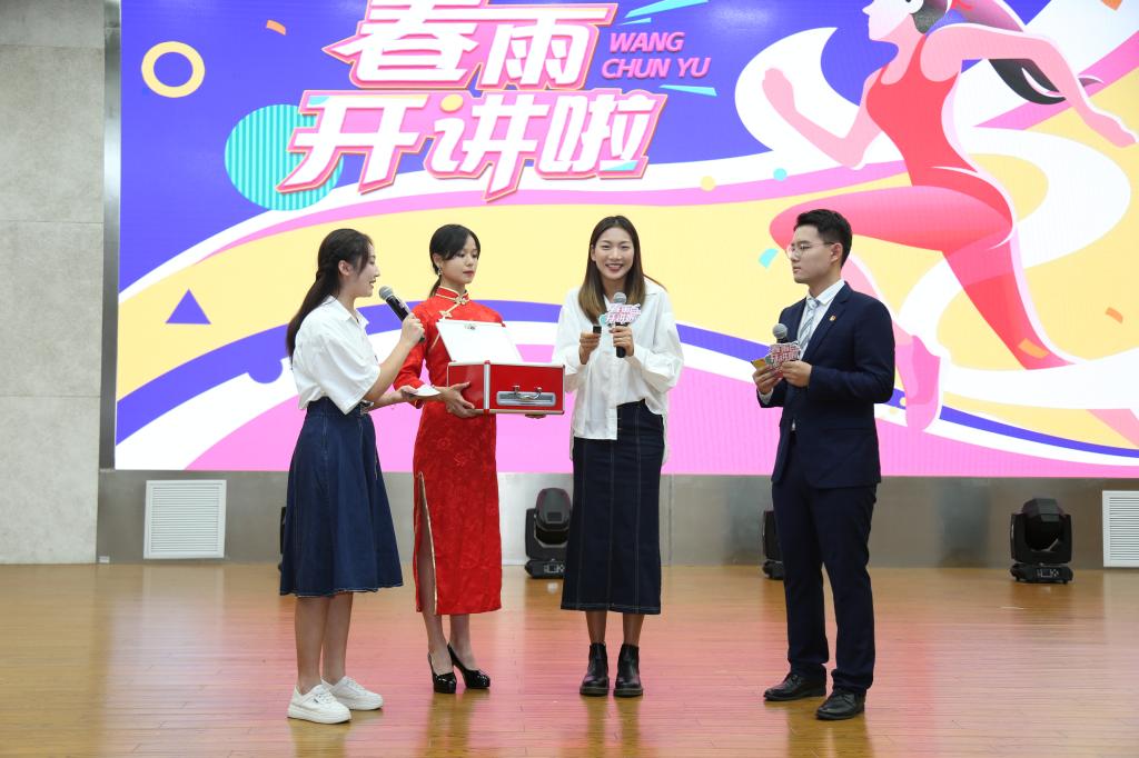 王春雨采用抽奖形式请同学合影交流.jpg 王春雨采用抽奖形式请同学合影交流.jpg