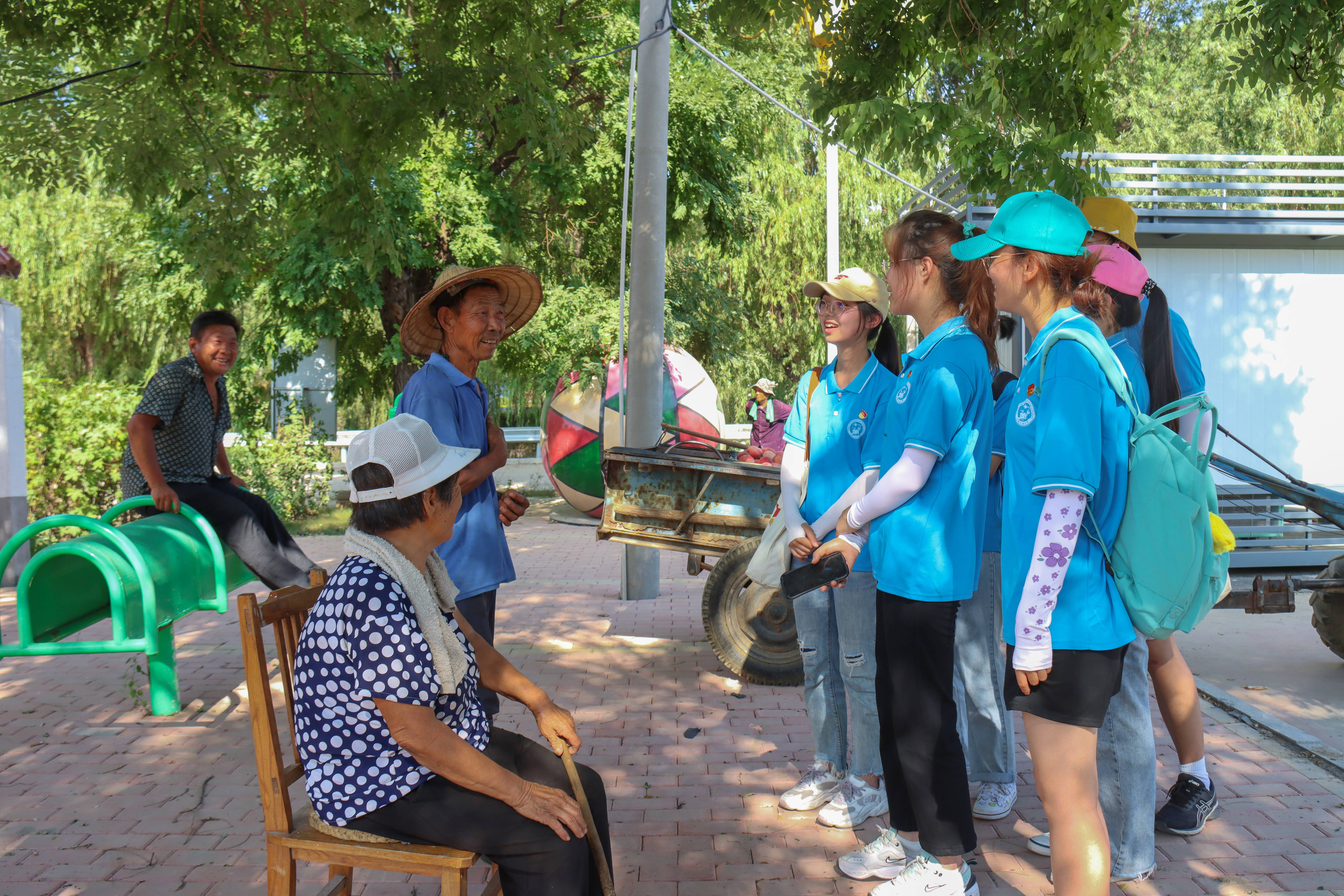 同时义务为有需要的村民拍摄照片,并将在实践结束后统一寄回给村民