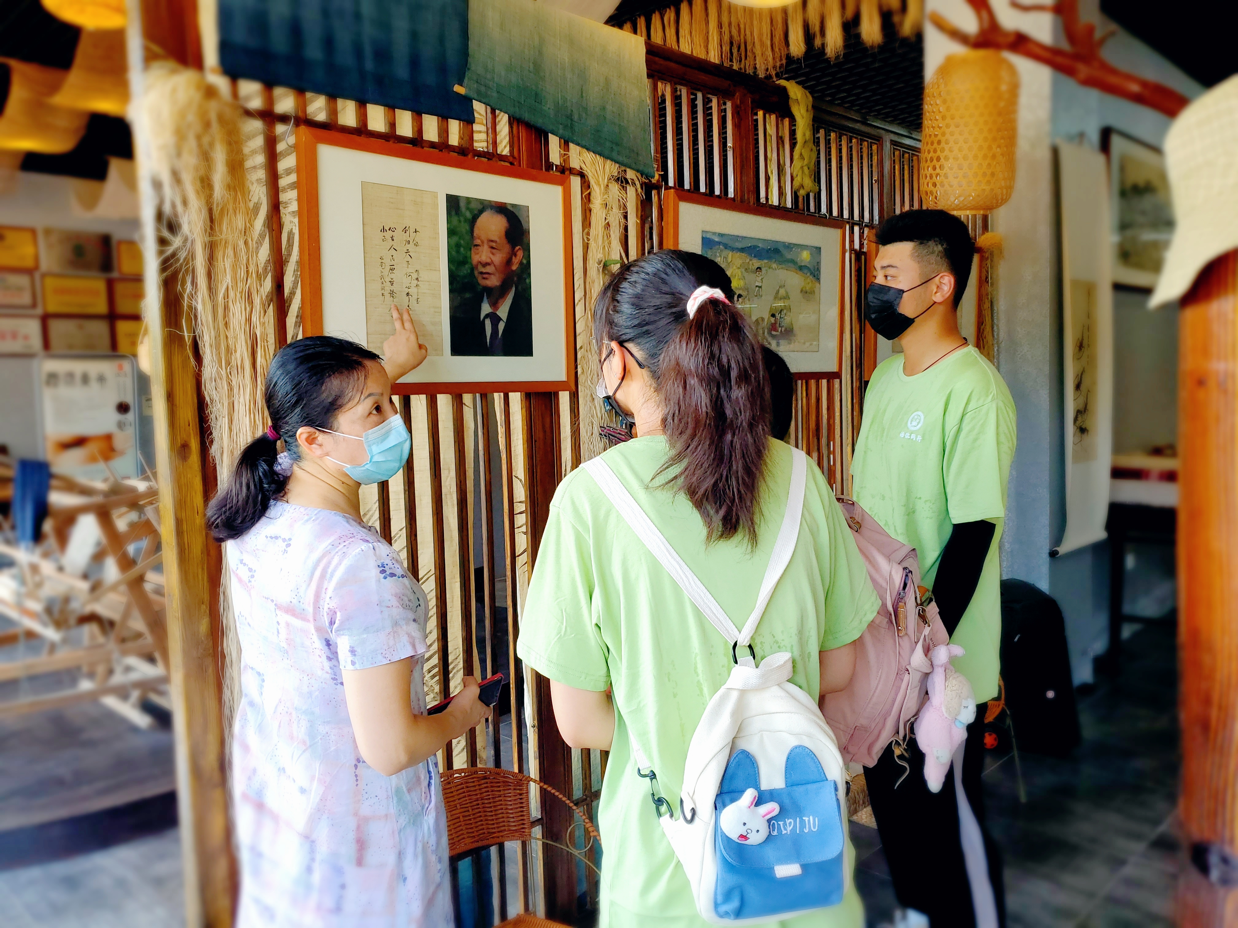 在浏阳夏布文创中心,杨萍向实践队介绍夏布文创产品 陈晓雪摄.jpg 在浏阳夏布文创中心,杨萍向实践队介绍夏布文创产品 陈晓雪摄.jpg