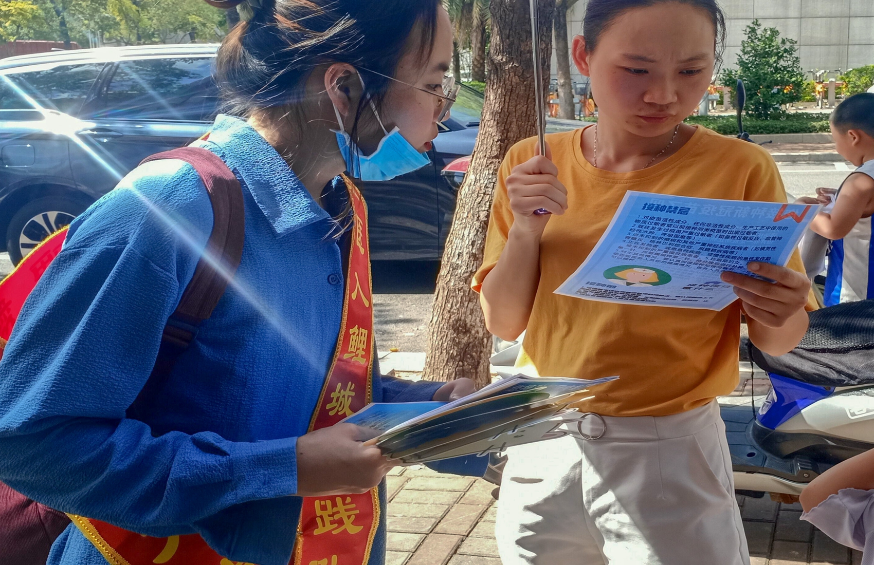 队员向当地居民科普讲解 王潇萌摄.jpg