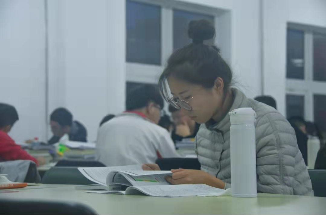 在这安静的教室里，翻书声成为了教室里的独奏曲，那是奋斗者的演奏。