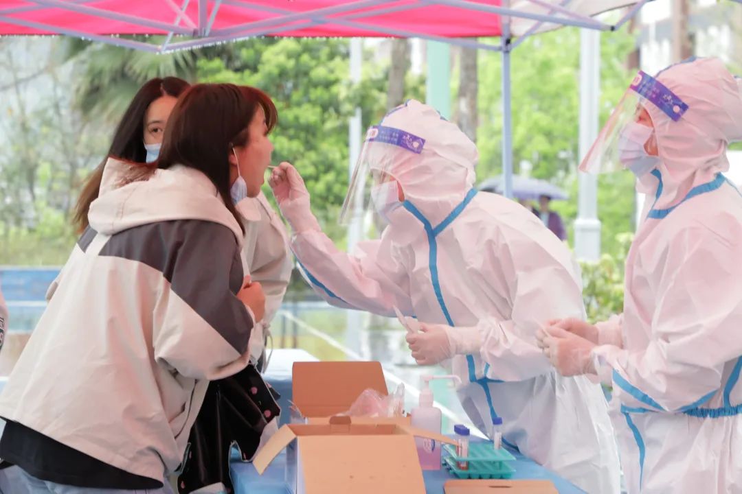 在医护人员和志愿者的共同努力下，2022年3月27日，四川文理学院全校师生已全部完成核酸检测，检测结果皆为阴性。