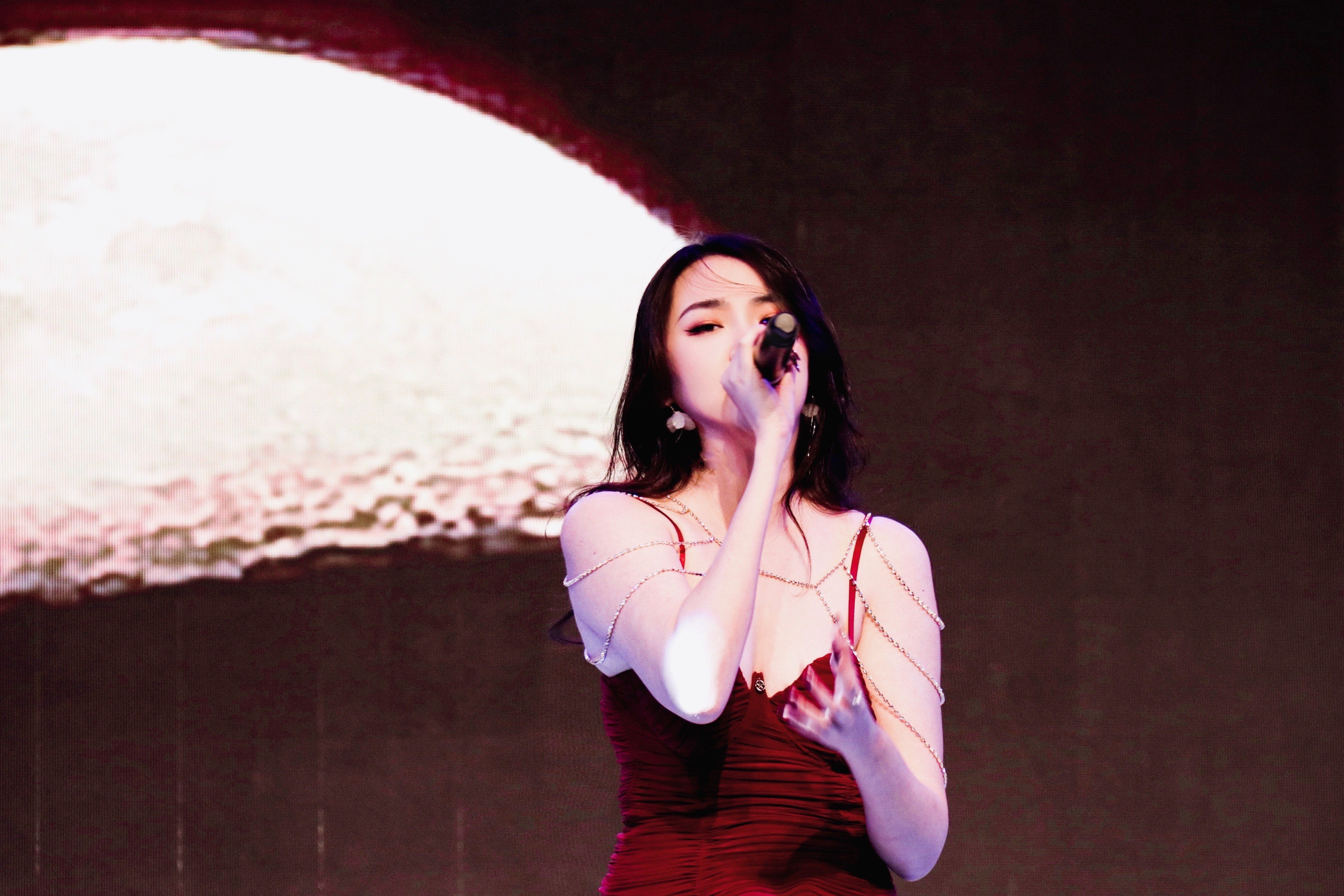 04十佳歌手籍小溪深情演唱《红玫瑰》，蝉联三届十佳歌手的她再次用歌声打动了现场观众。（余晨曦/摄）