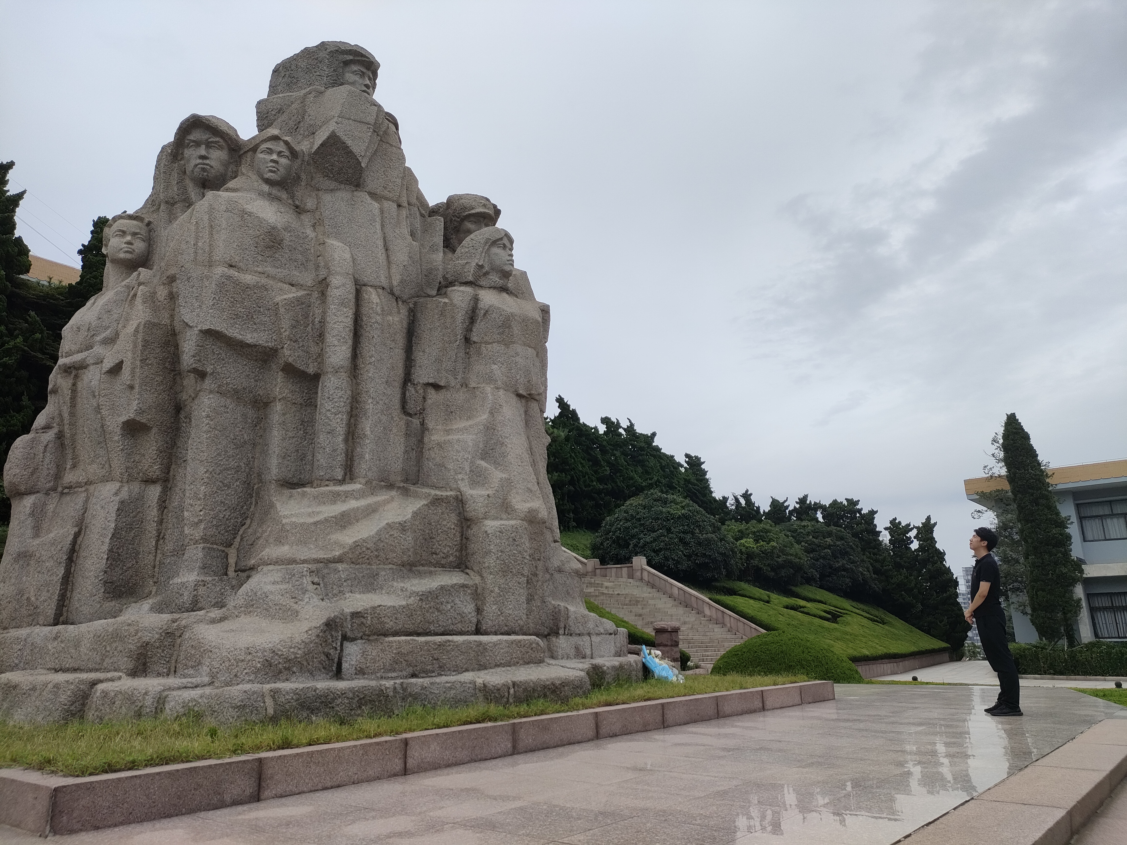 实践队成员献花以致敬和缅怀革命先辈 王焱焱摄.jpg