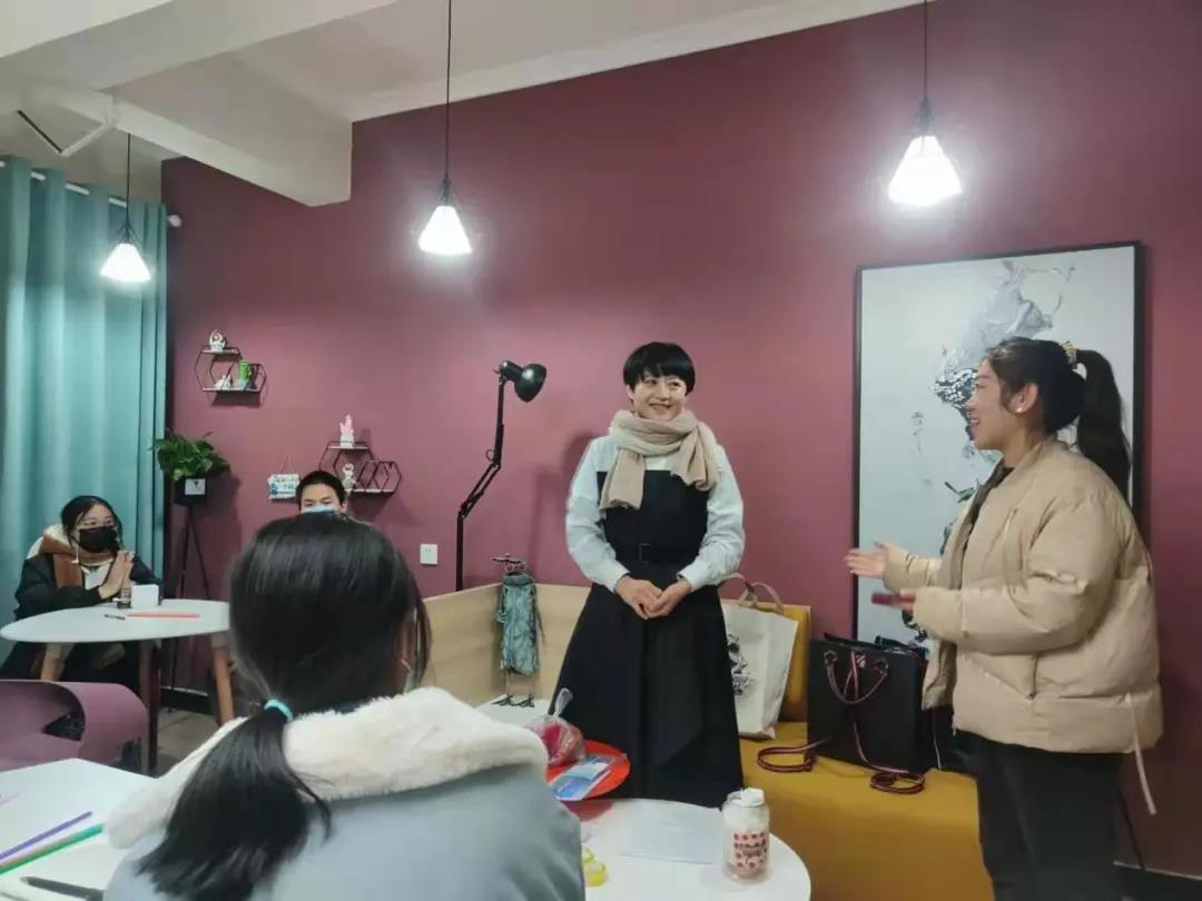 政法学院学工办主任王佳老师介绍导师王谢平博士.jpg 政法学院学工办主任王佳老师介绍导师王谢平博士.jpg