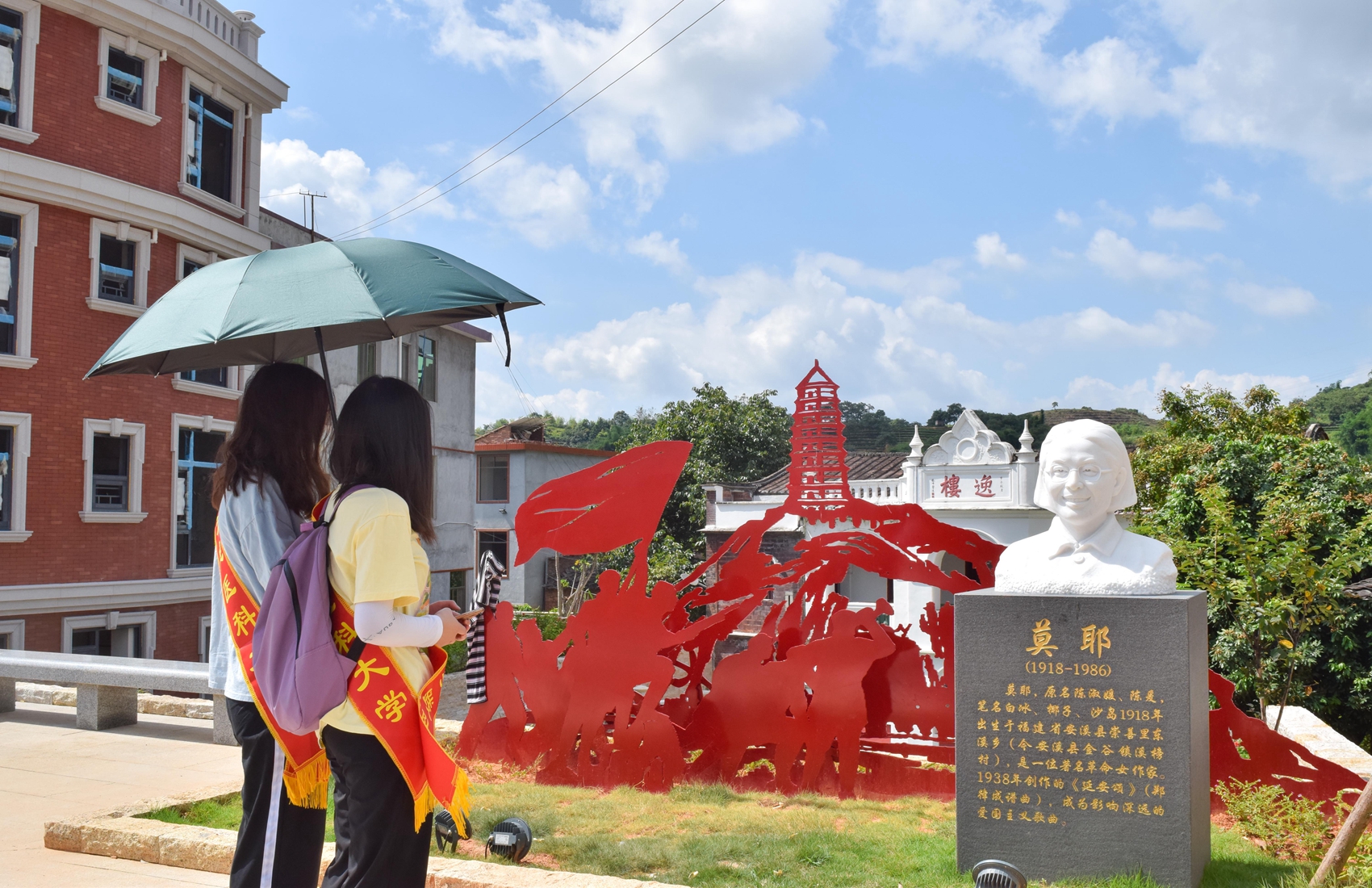 实践队队员参观莫邪故居 王潇萌摄.jpg