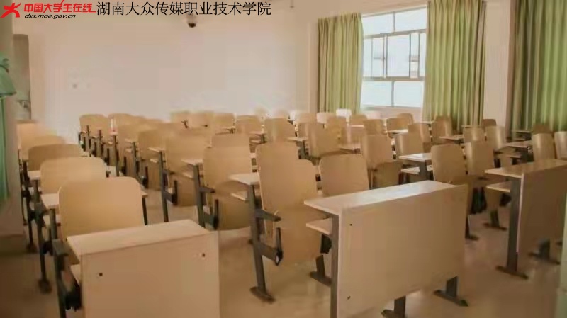 干净的教室、整齐的课桌，等待着求知的学子。