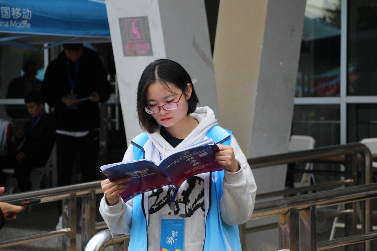 微风轻吹几缕躁动的发丝,却吹不动志愿者对运动健子关怀备至的爱心。坚定的眼神,认真的神态,职业技术师范学院的志愿者正聚精会神地查看秩序手册,了解比赛信息,为运动员们的检录签到工作做好准备,身着蓝马甲的他们是寒冷天气里特别的温暖。.bmp 微风轻吹几缕躁动的发丝,却吹不动志愿者对运动健子关怀备至的爱心。坚定的眼神,认真的神态,职业技术师范学院的志愿者正聚精会神地查看秩序手册,了解比赛信息,为运动员们的检录签到工作做好准备,身着蓝马甲的他们是寒冷天气里特别的温暖。.bmp