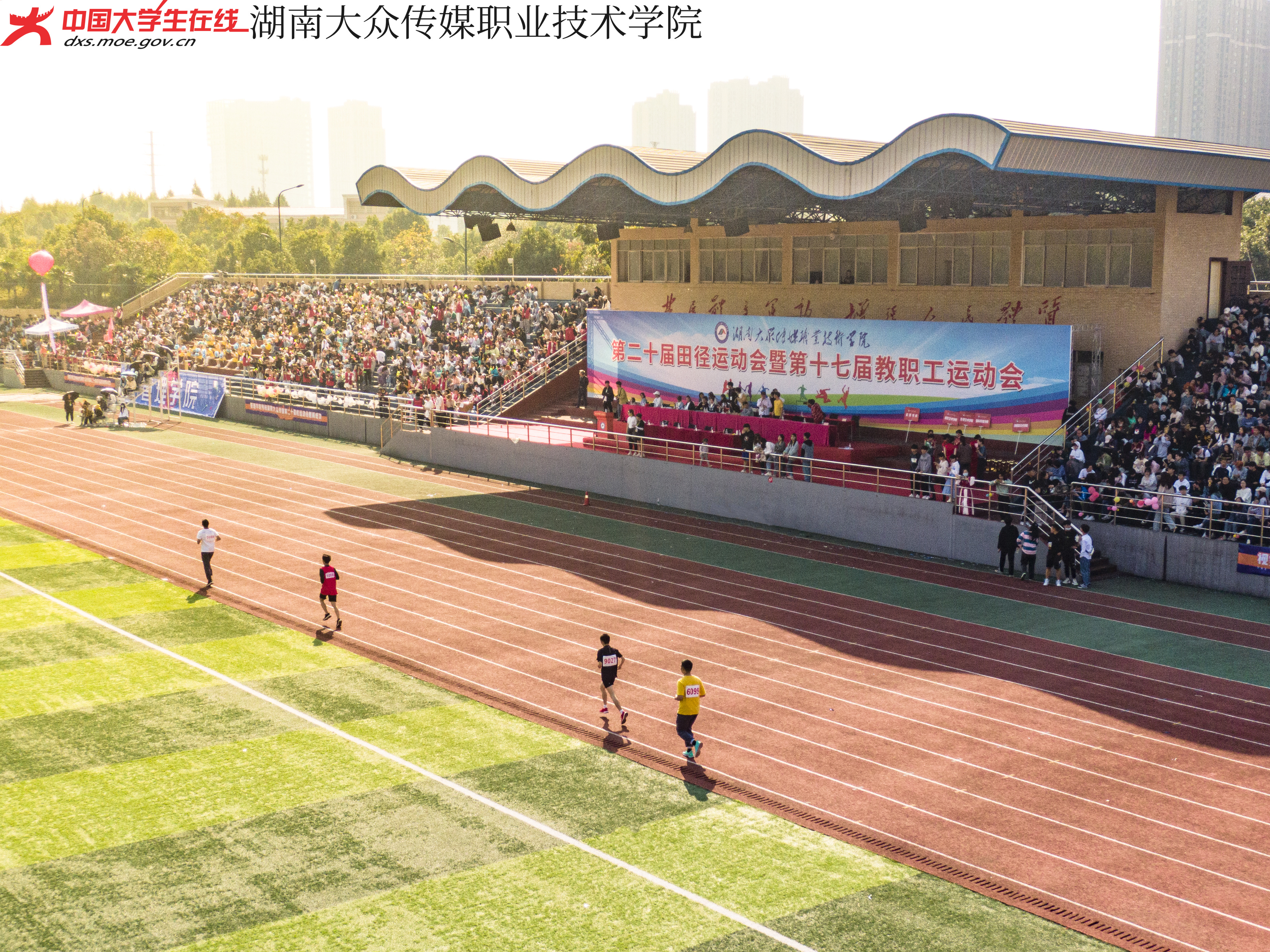 军训、运动会、体育课……
这里从不缺少青春活力的身影
和少年们肆意奔跑的汗水
旁边有艺术楼、演播楼
文艺之花在这里绽放
未来之声在这里唱响