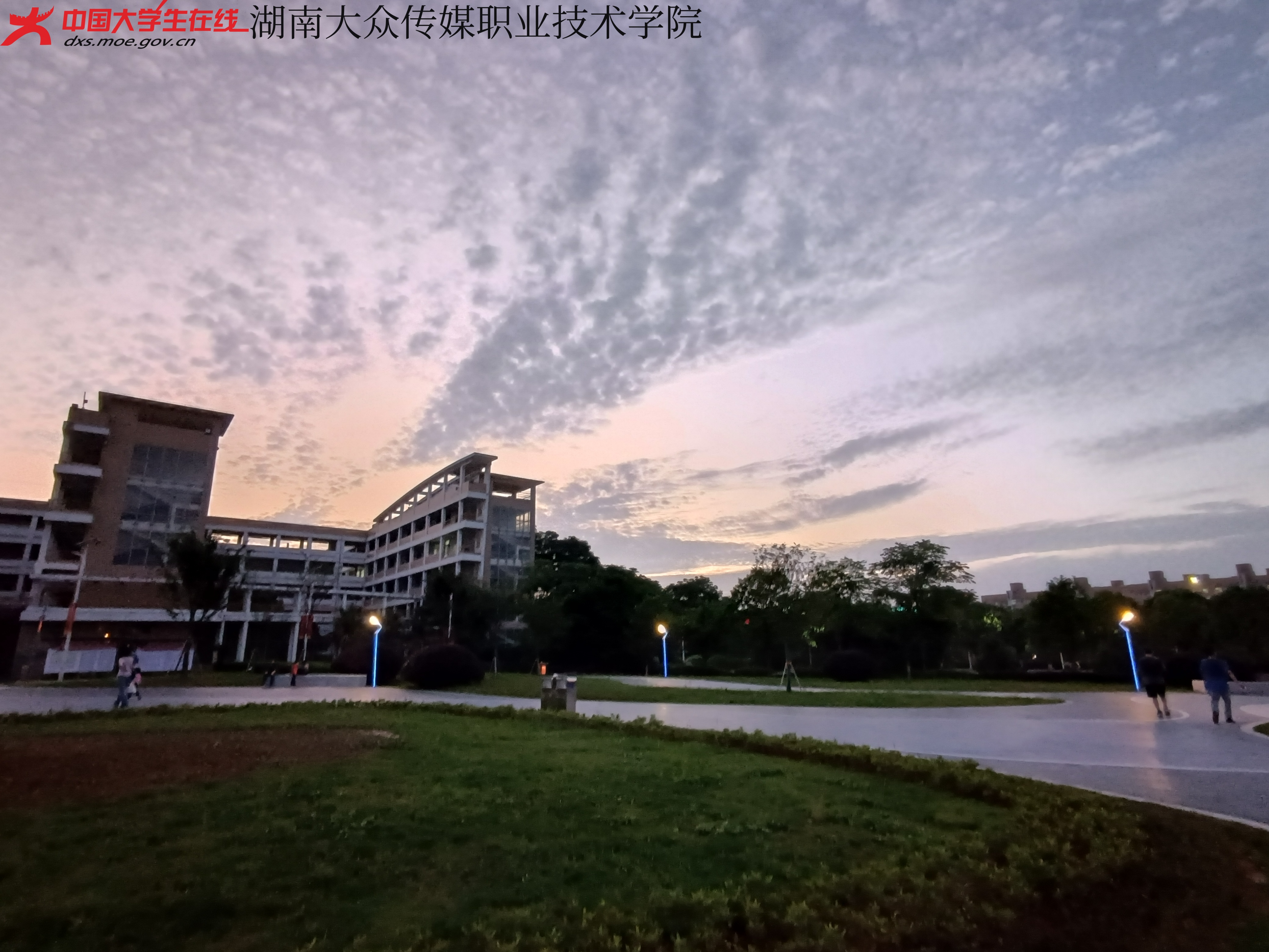教学楼ABCD栋是每天上课的“选择题”
初来的小萌新可不要看错哟
两栋共同围成的小花园
是课间闲暇的好去处
在这里我们学习知识
认识新朋友
延续我们的学习时光