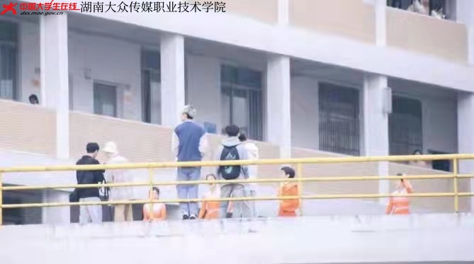 课间的休闲时光，同学们融洽的氛围。
