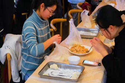 食堂在精心準備免費湯圓和餃子(安徽師範大學微信公眾號提供)冬至大如