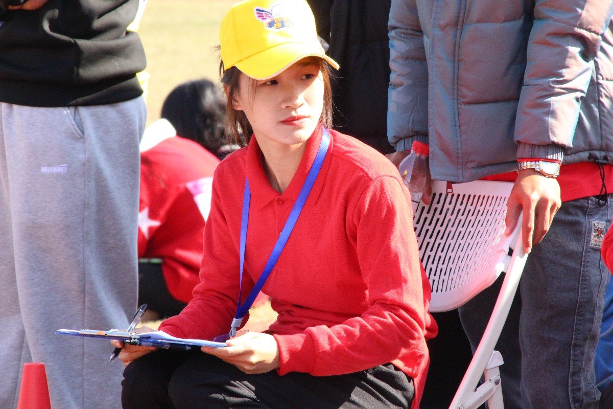 身穿红色长袖,坐在简易凳子上,手拿一支笔和一张表,这是运动场边记分员的配置,灼热的太阳没有影响记分员细致的耐心和果断的判断。记分员专心致志、一丝不苟地记录着运动员们的成绩,挺拔的身影,俨然成为了运动场上一抹靓丽的风景线。.bmp 身穿红色长袖,坐在简易凳子上,手拿一支笔和一张表,这是运动场边记分员的配置,灼热的太阳没有影响记分员细致的耐心和果断的判断。记分员专心致志、一丝不苟地记录着运动员们的成绩,挺拔的身影,俨然成为了运动场上一抹靓丽的风景线。.bmp