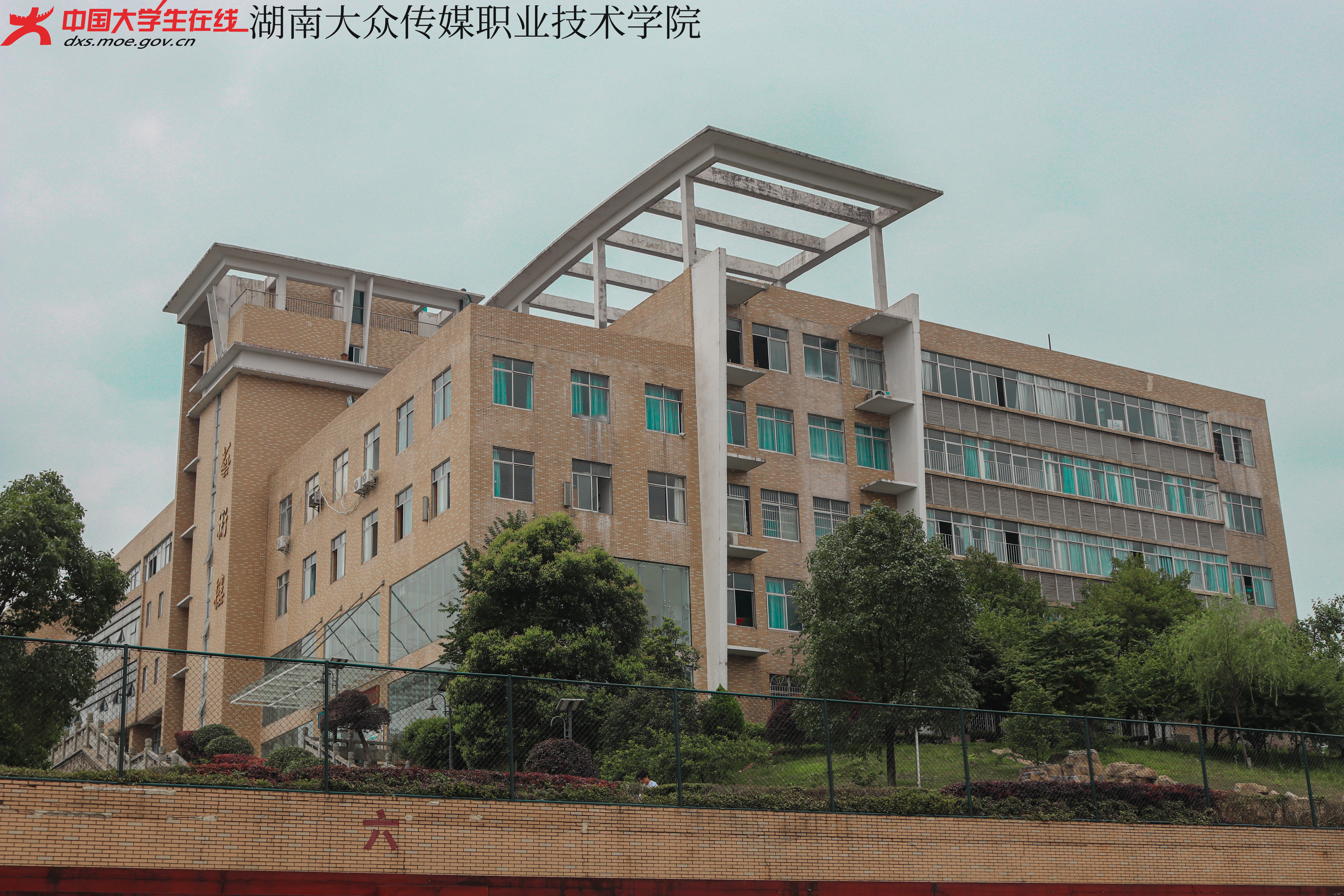 长风破浪会有时
直挂云帆济沧海
画室里描绘的是梦想
剧场内回响的是未来