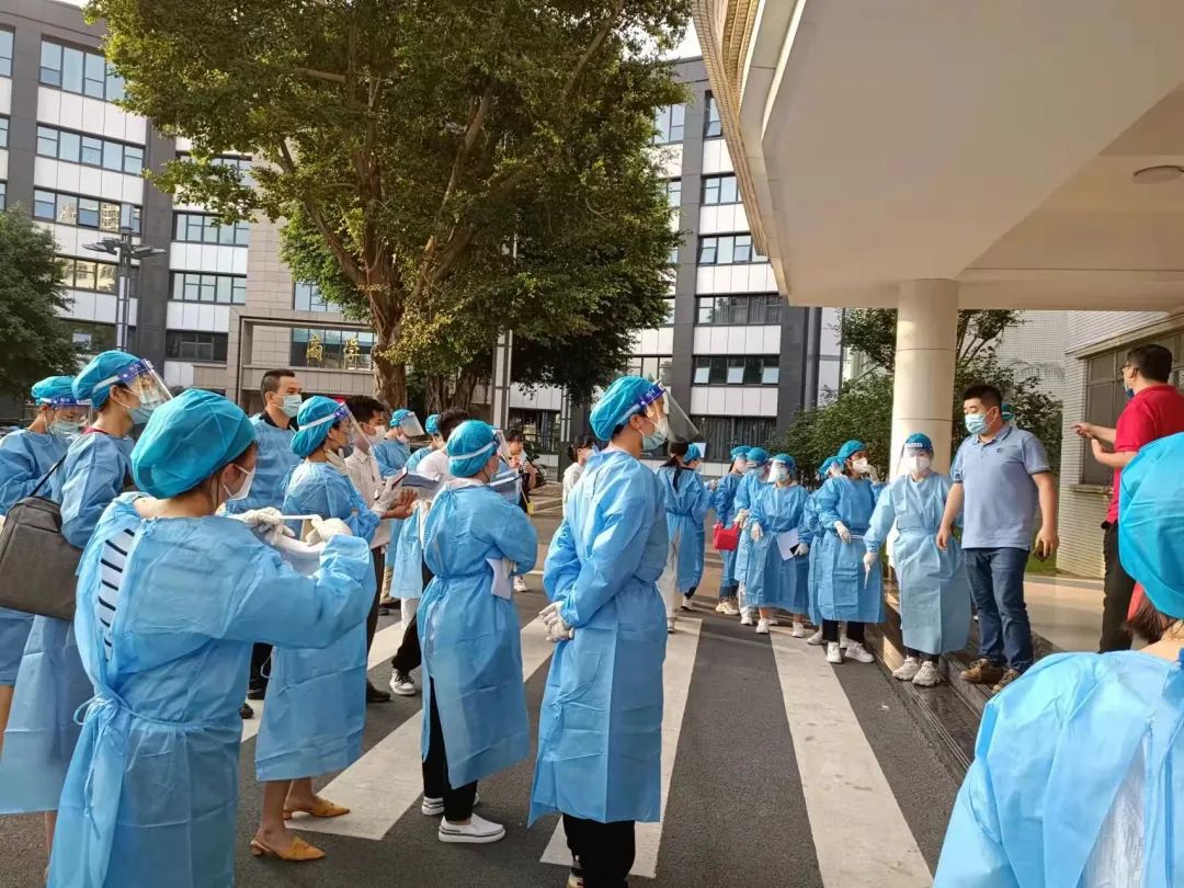 教职工人员携手成为“送餐团队” 广州工商学院供图.jpg