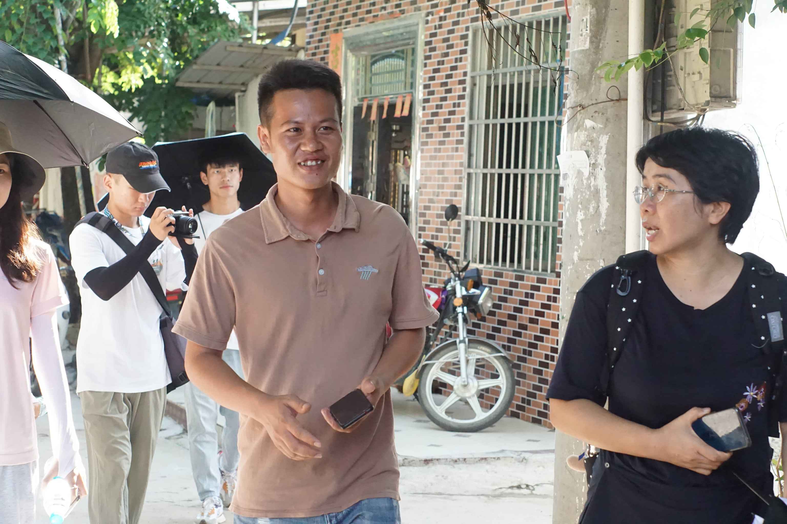 李芬老师跟最大的黎族村村委成员交流 通讯员 黄淋艺摄.JPG