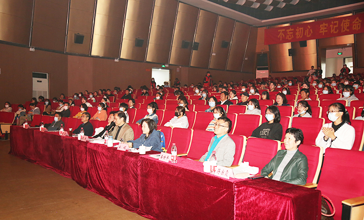 评委和同学们认真聆听选手演讲.jpg 评委和同学们认真聆听选手演讲.jpg