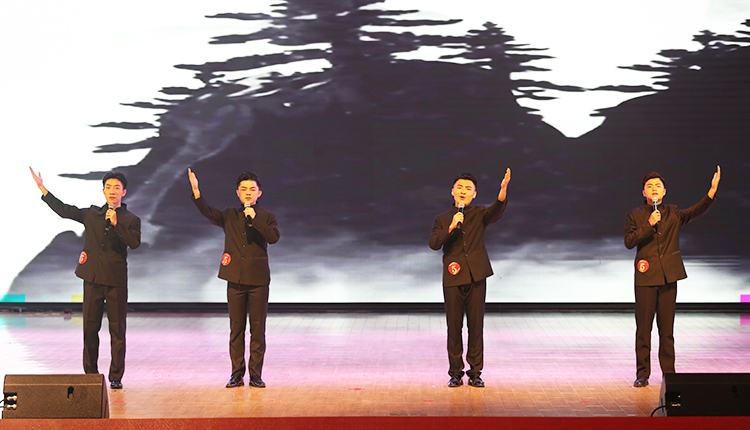 参赛选手投入演讲.jpg 参赛选手投入演讲.jpg