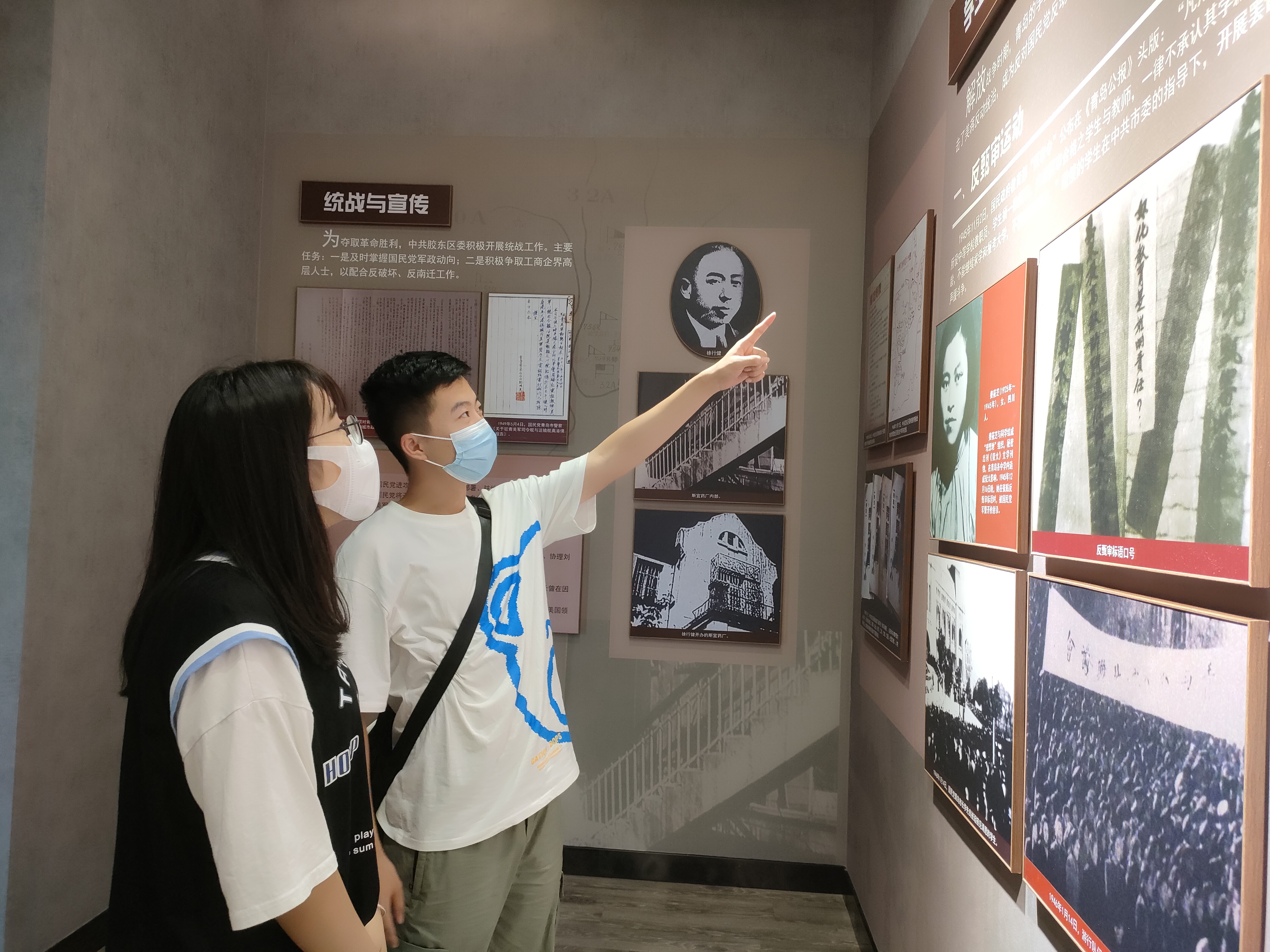 实践队成员参观革命烈士纪念馆 王焱焱摄.jpg