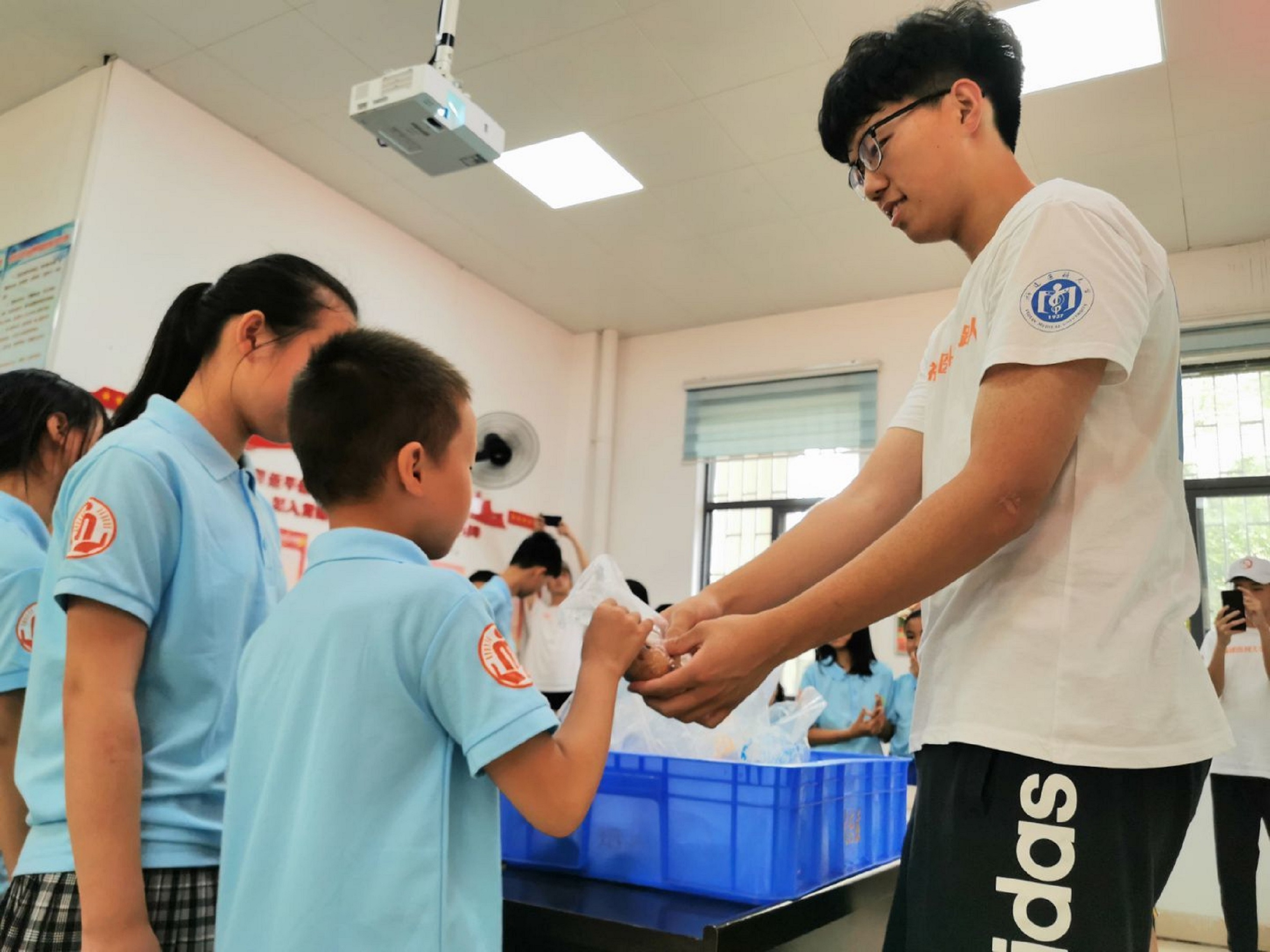 谢华廷为小朋友分发奖品 王煜辉摄.jpg